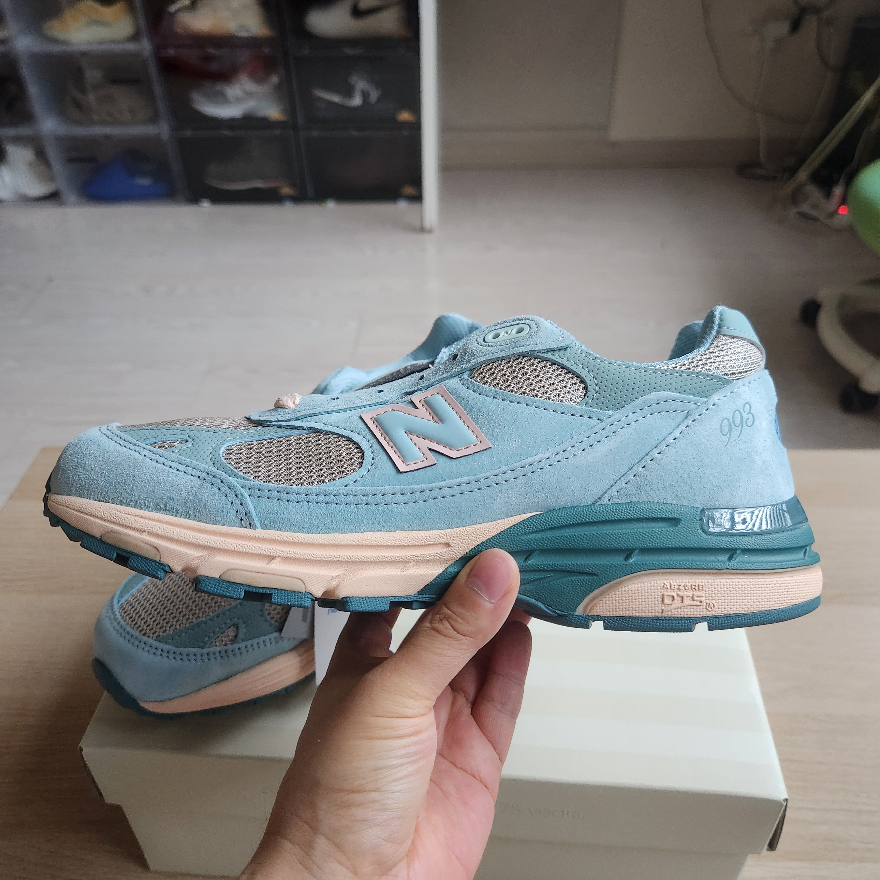 New Balance x Joe Freshgoods 993 Made in USA Arctic Blue 착용 스타일 - 3