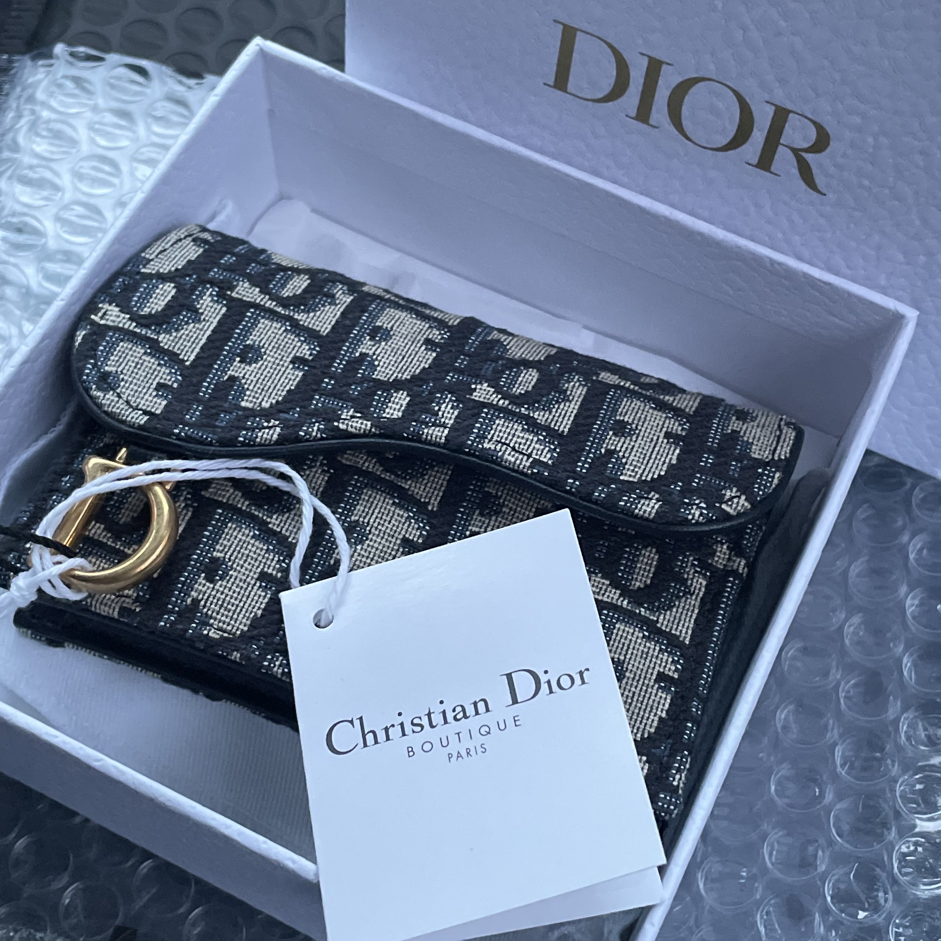 Dior Saddle Flap Card Holder Blue Dior Oblique Jacquard 착용 스타일