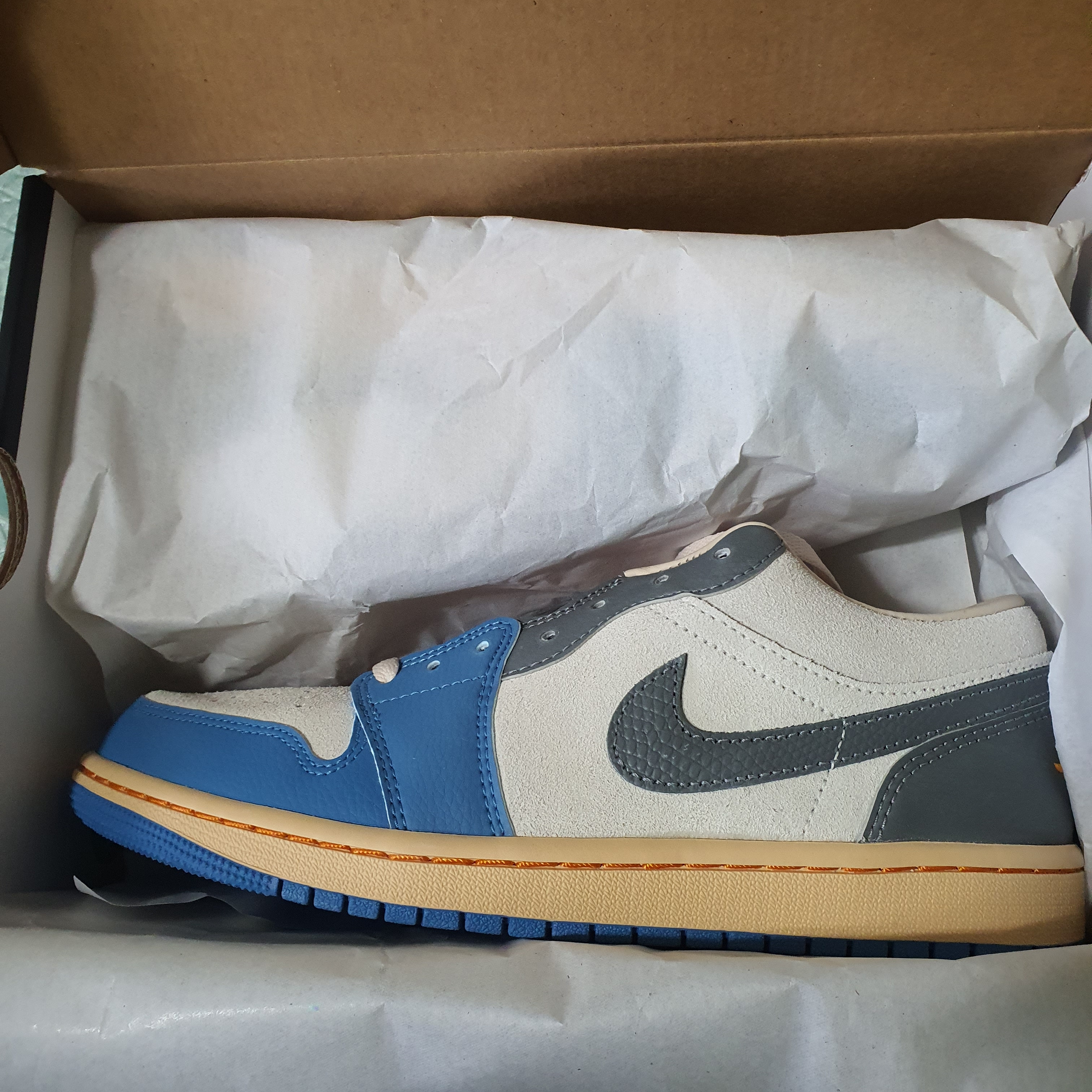 Jordan 1 Low SE Tokyo 96, (W) Nike Zoom Vomero 5 Wolf Grey and Black 착용 스타일 - 3