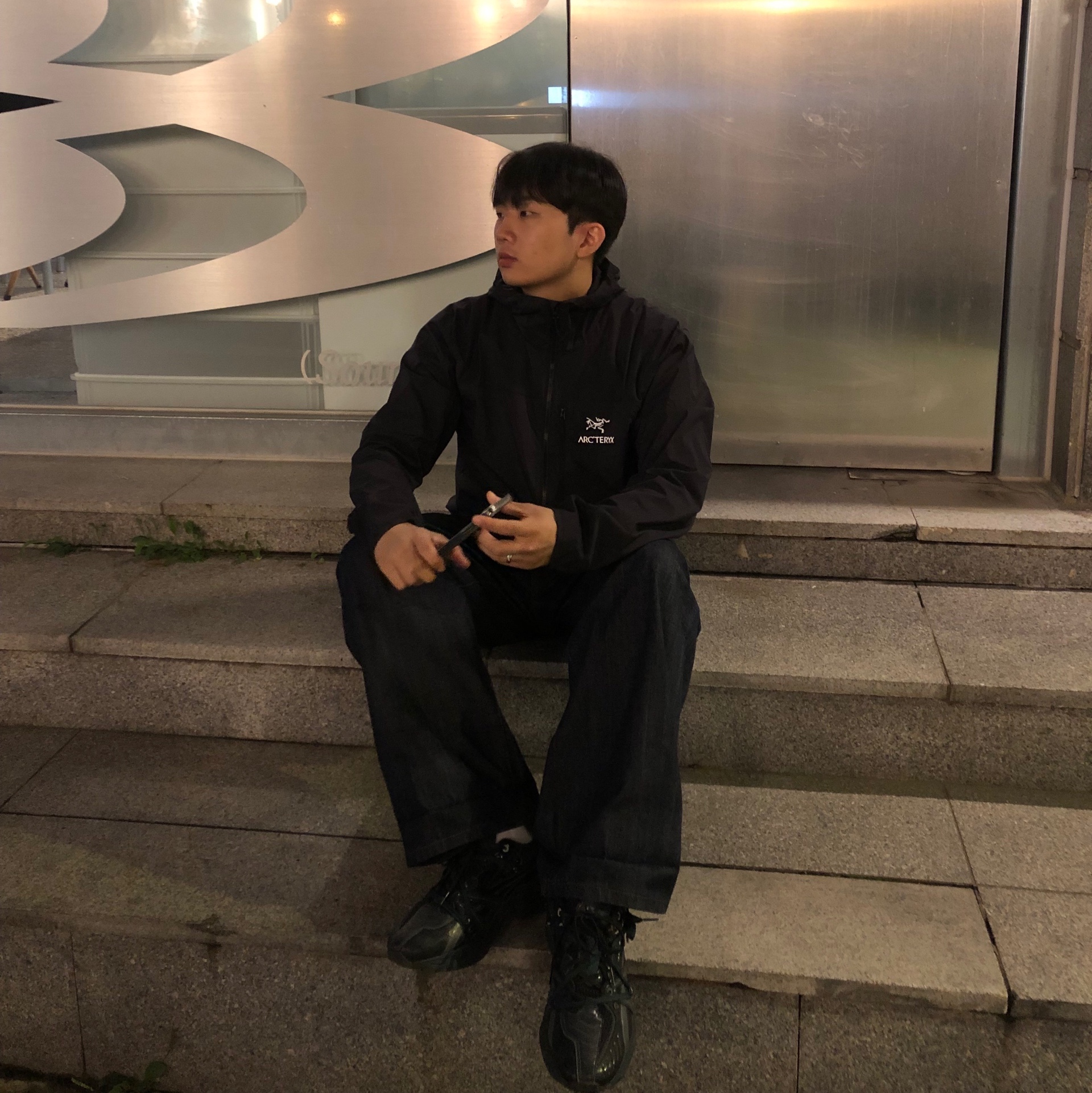 Arc'teryx Squamish Hoody Black, Asics x Andersson Bell HN2-S Protoblast Black 착용 스타일