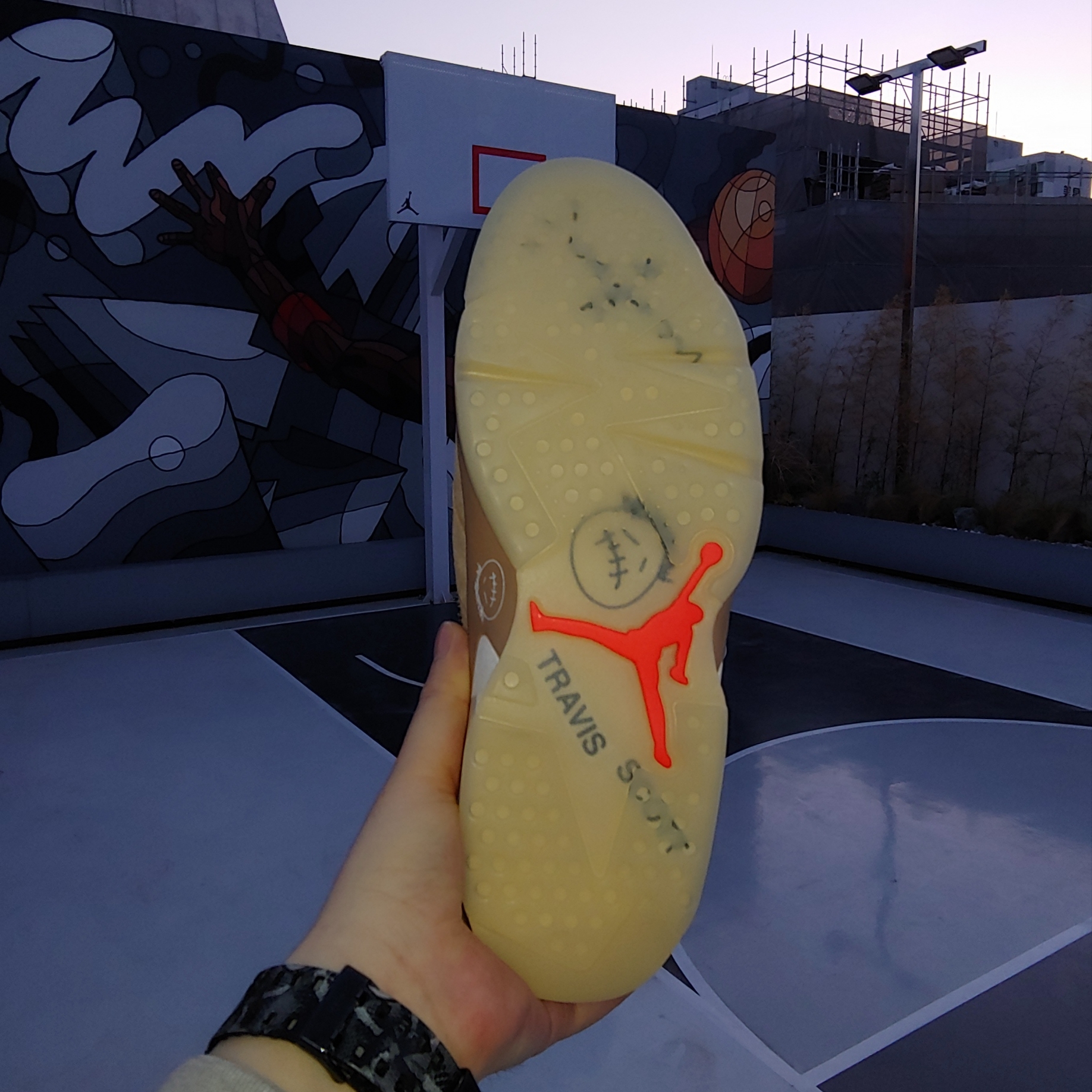 Jordan 6 x Travis Scott Retro SP British Khaki 착용 스타일 - 4