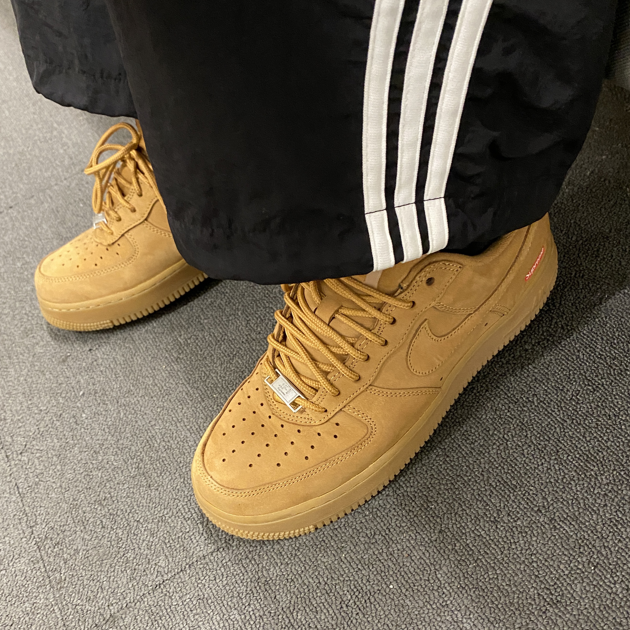 Nike Air Force 1 '07 WB Flax, Nike x Supreme Air Force 1 Low Flax 착용 스타일 - 5