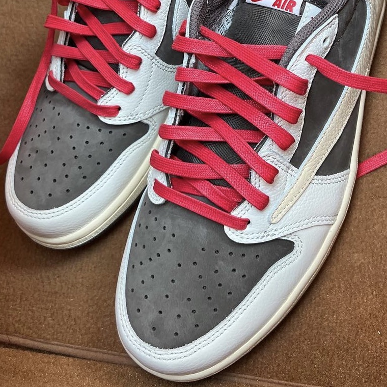 Jordan 1 x Travis Scott Retro Low OG SP Sail and Ridgerock 착용 스타일