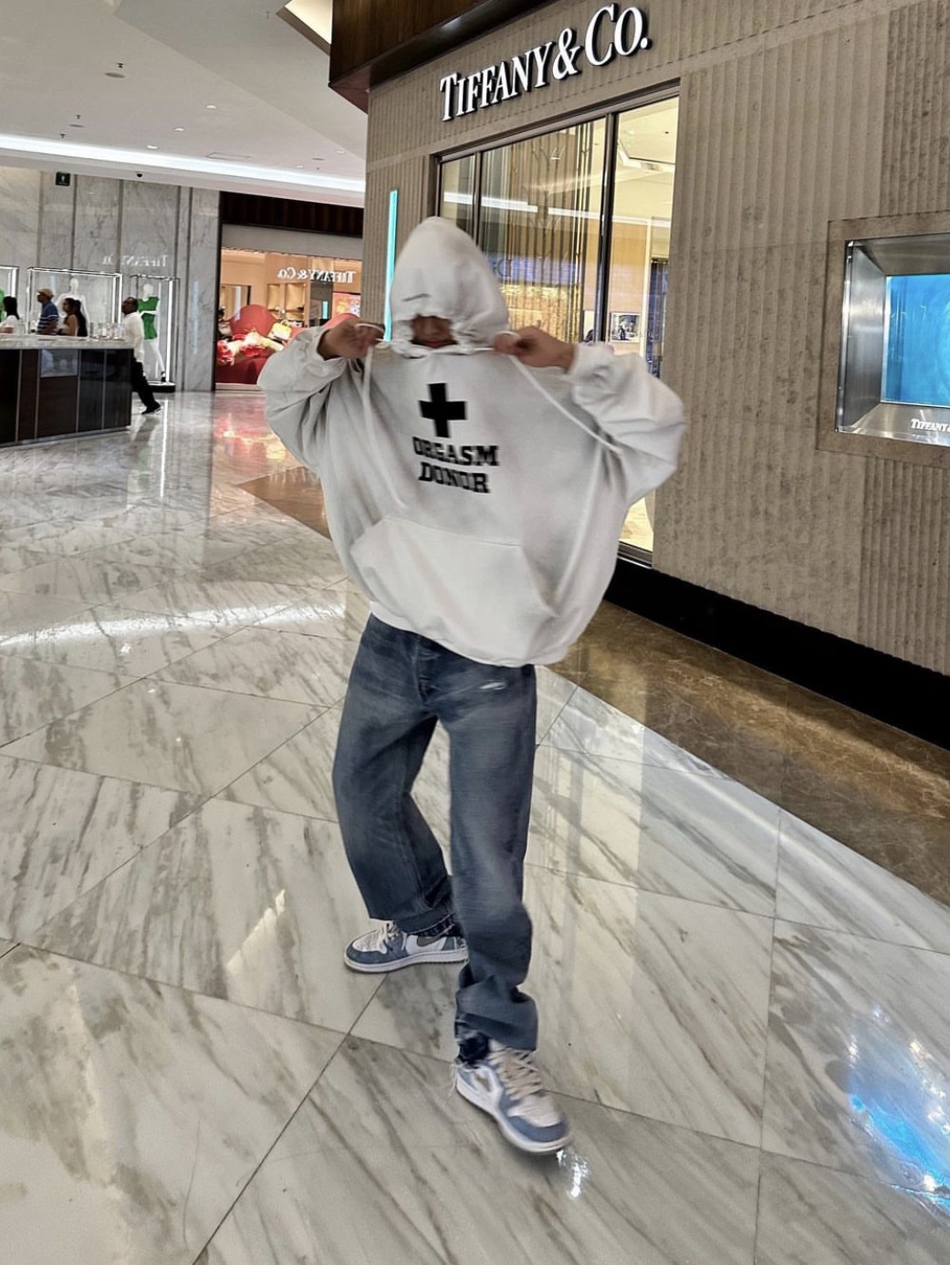 Project G/R Orgasm Donor Hoodie Dirty White, Jordan 1 Retro High OG Hyper Royal 착용 스타일