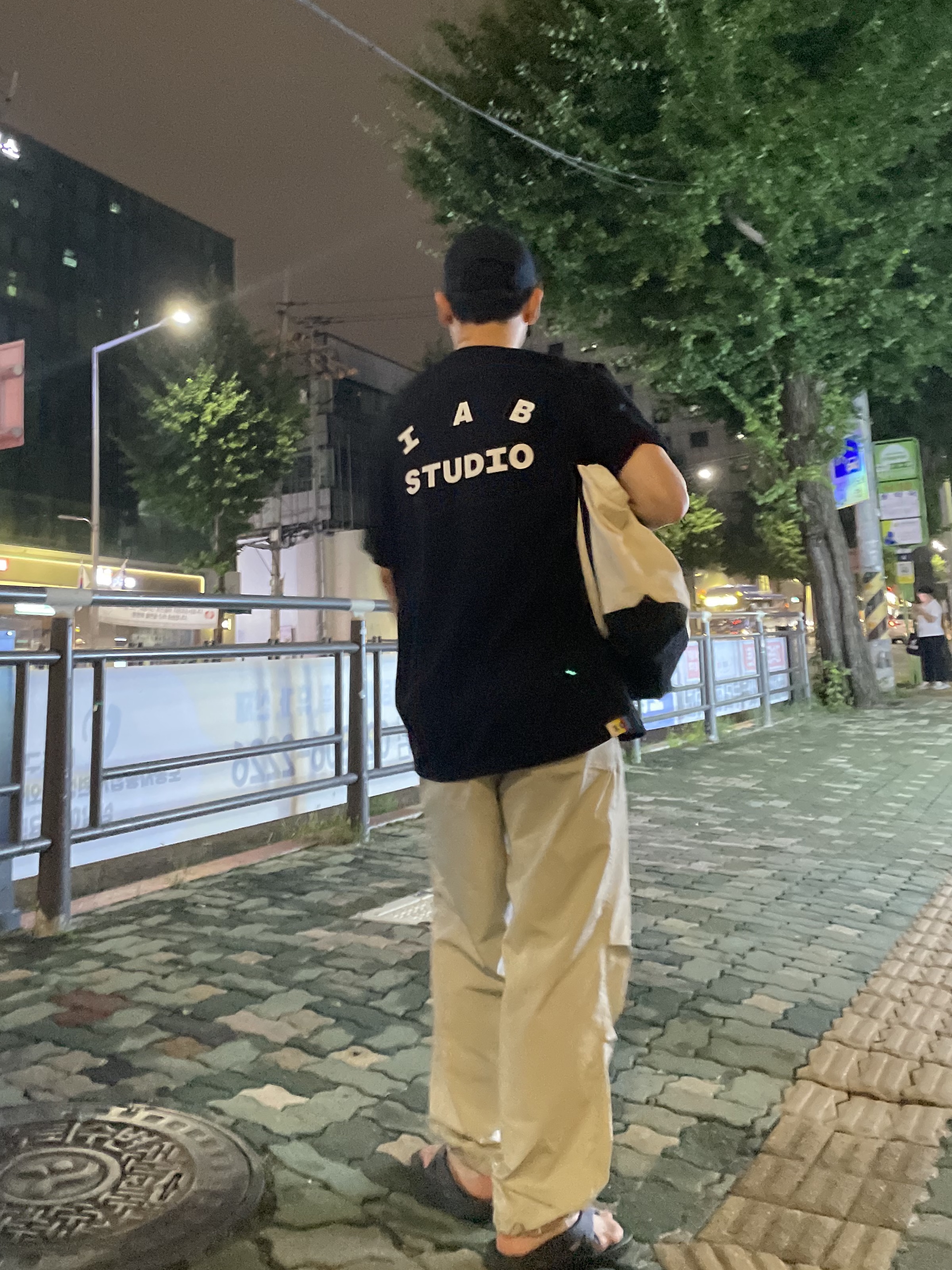 IAB Studio 10th Anniversary T-Shirt Black, Oofos OOriginal Black 착용 스타일 - 1