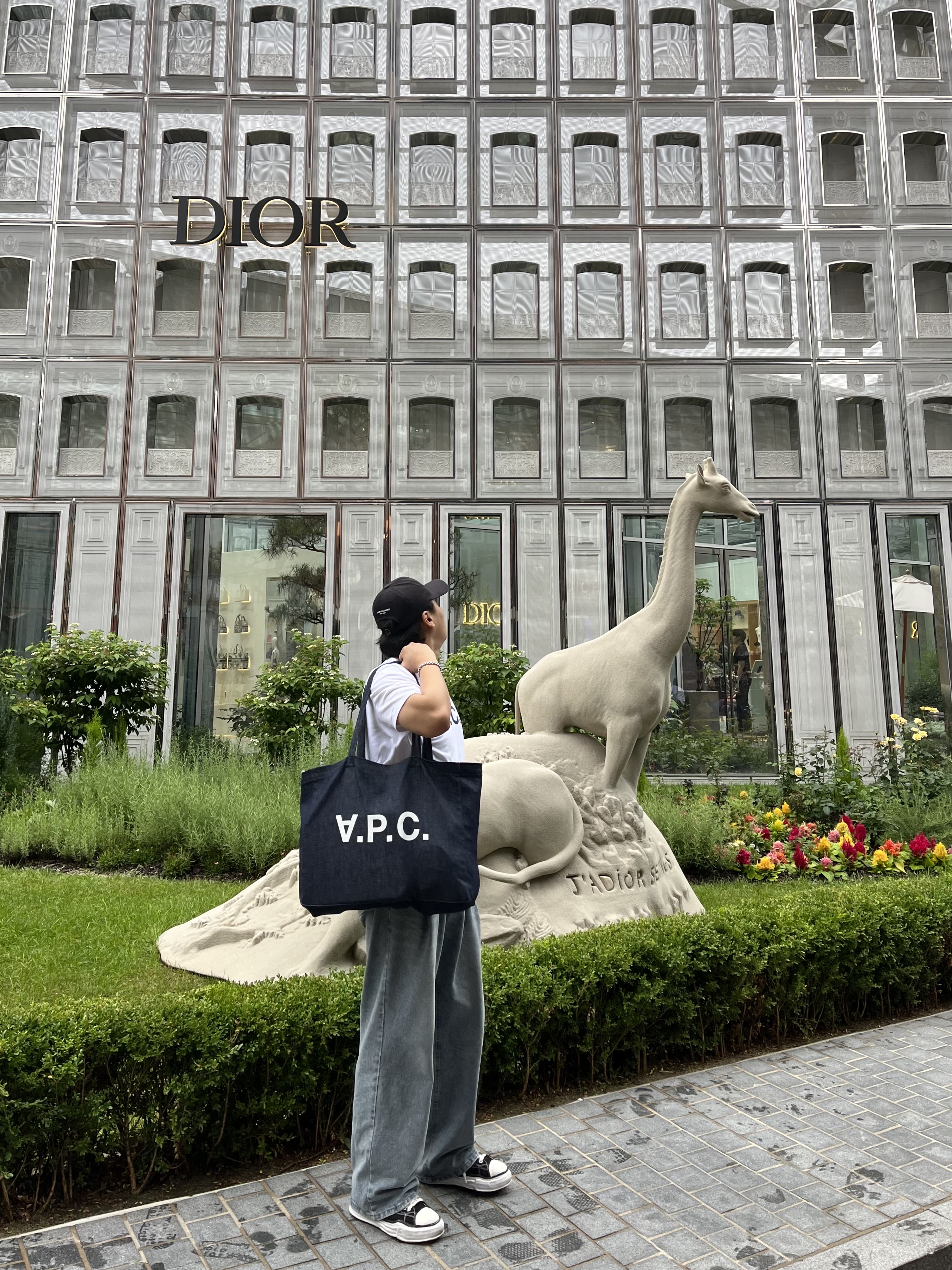 A.P.C. Daniela Shopping Bag Indigo, Maison Mihara Yasuhiro Peterson OG Sole Canvas Low Sneakers Black 착용 스타일 - 2