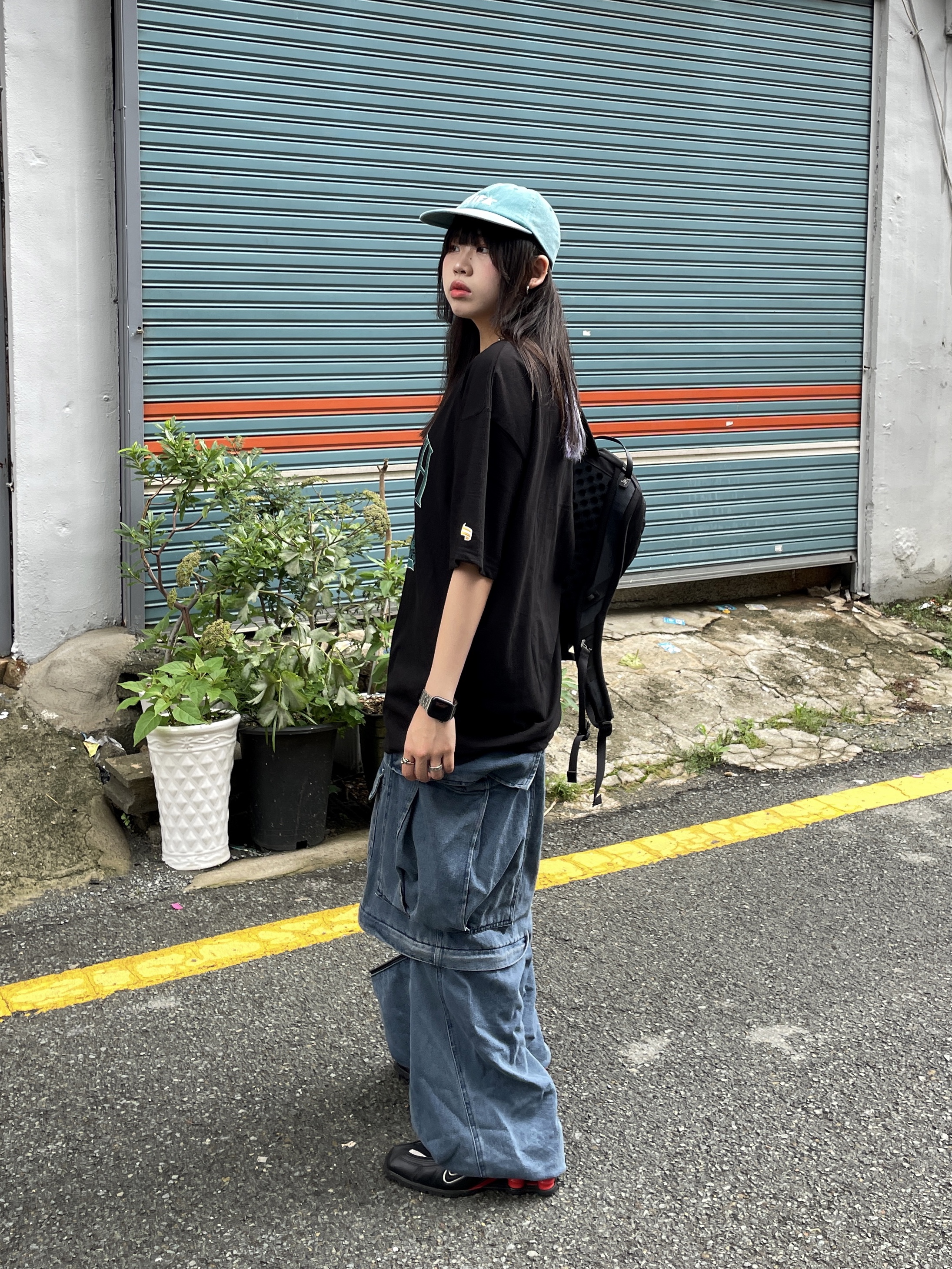 Nike x Martine Rose Shox MR4 Black 착용 스타일 - 3