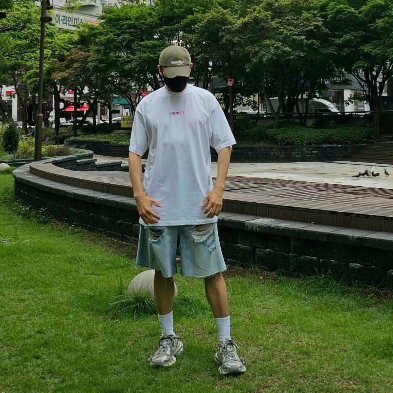 Balenciaga 3XL Sneakers Light Beige 착용 스타일 - 2