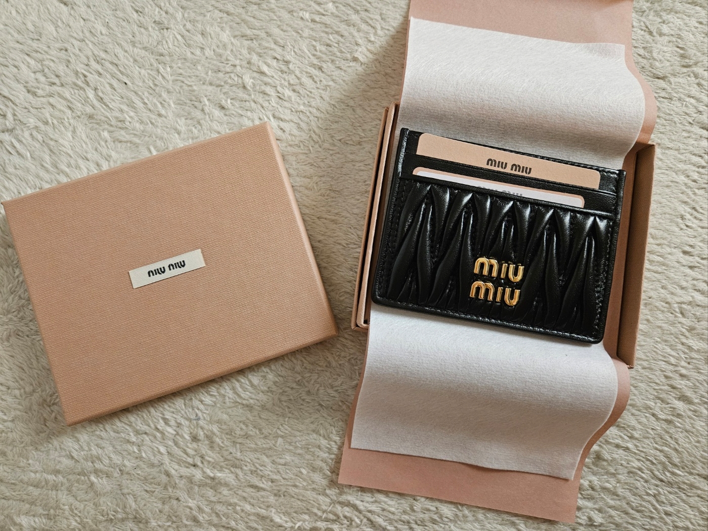 Miu Miu Matelasse Nappa Leather Card Holder Black 착용 스타일 - 1