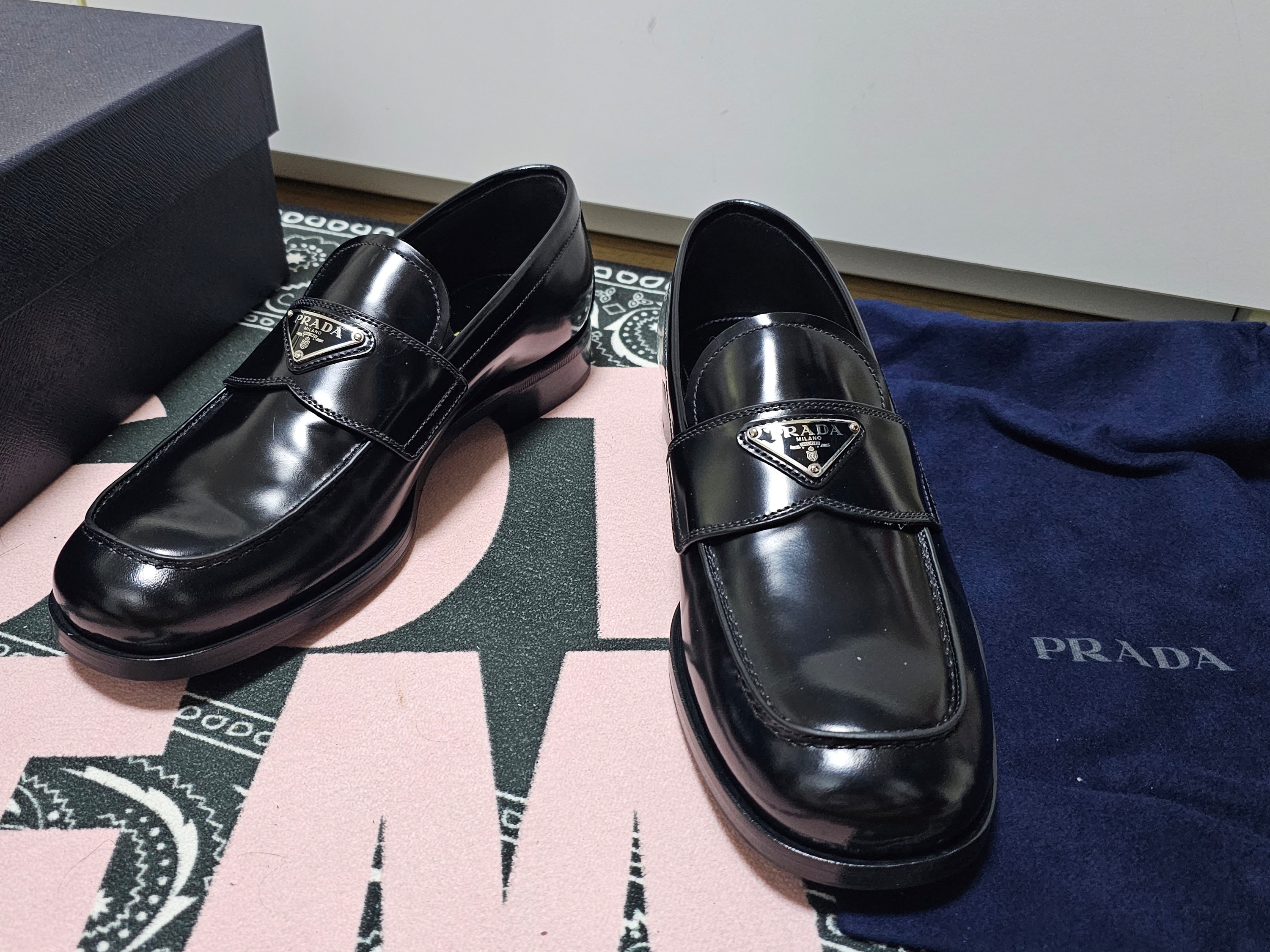 Prada Brushed Leather Loafers Black 착용 스타일 - 1