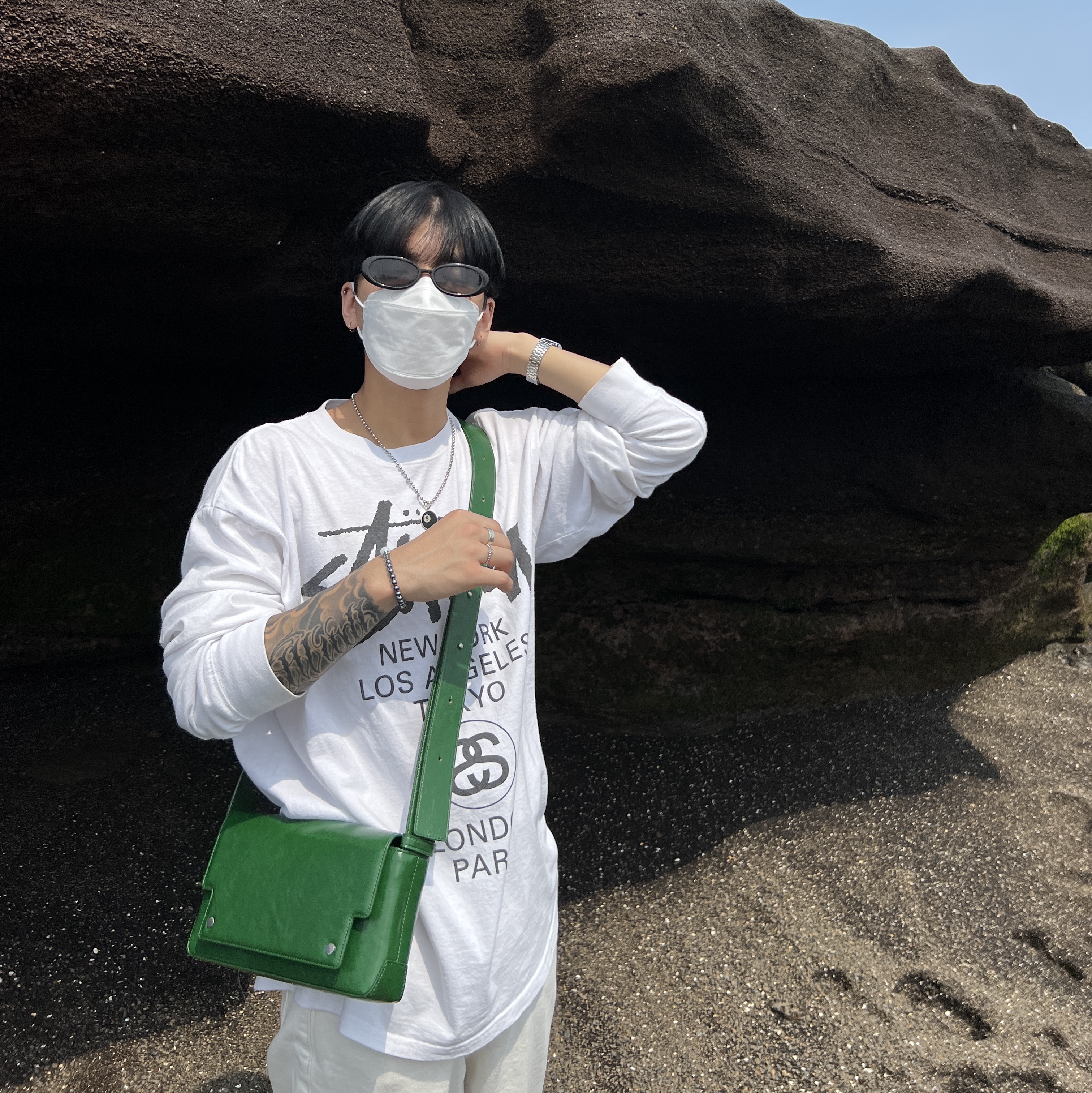 Stussy World Tour LS T-Shirt White, Jordan 1 Mid SE ASW Black 착용 스타일 - 1