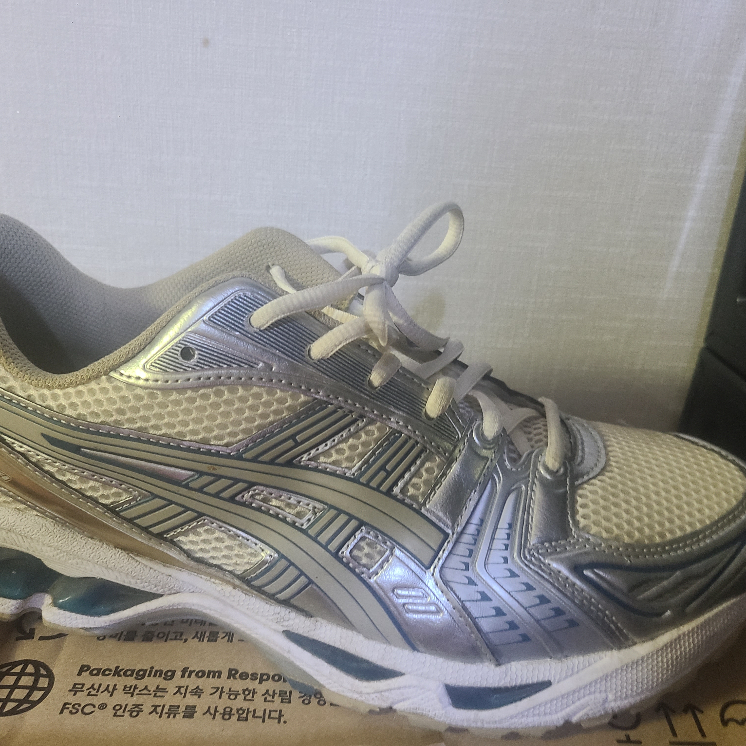 Asics Gel-Kayano 14 Cream Pure Silver 착용 스타일