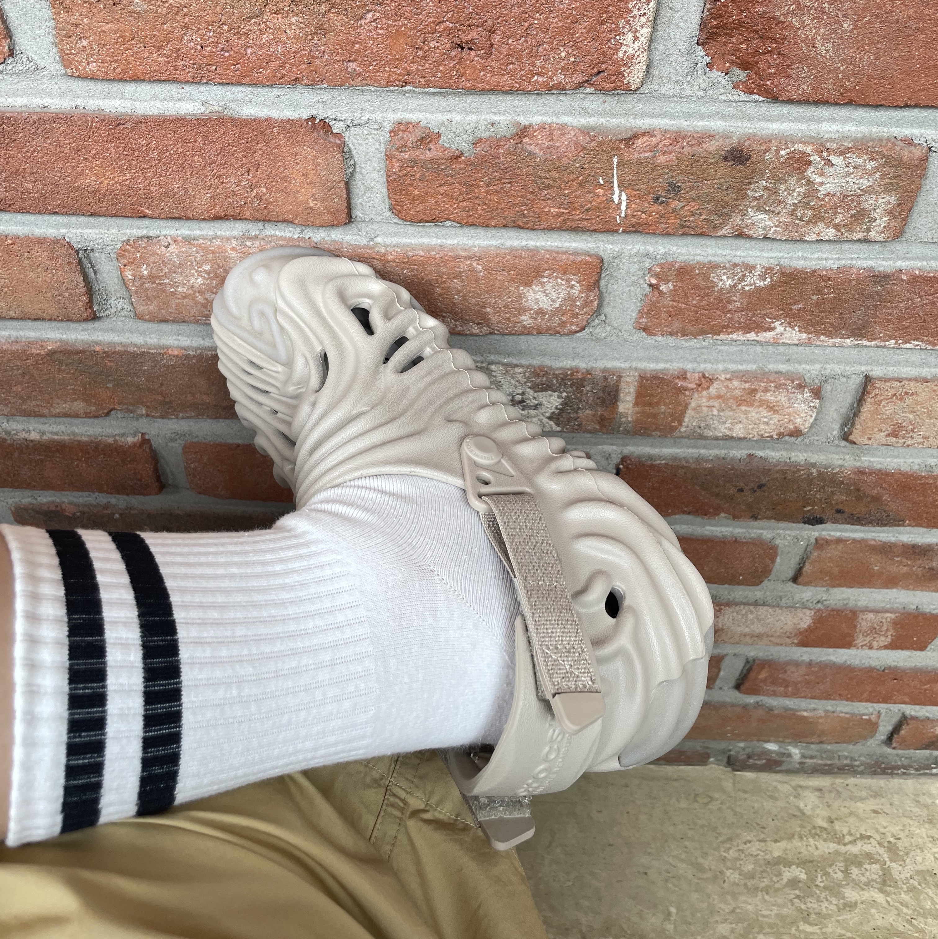 Crocs x Salehe Bembury Pollex Clog Horchata 착용 스타일 - 3