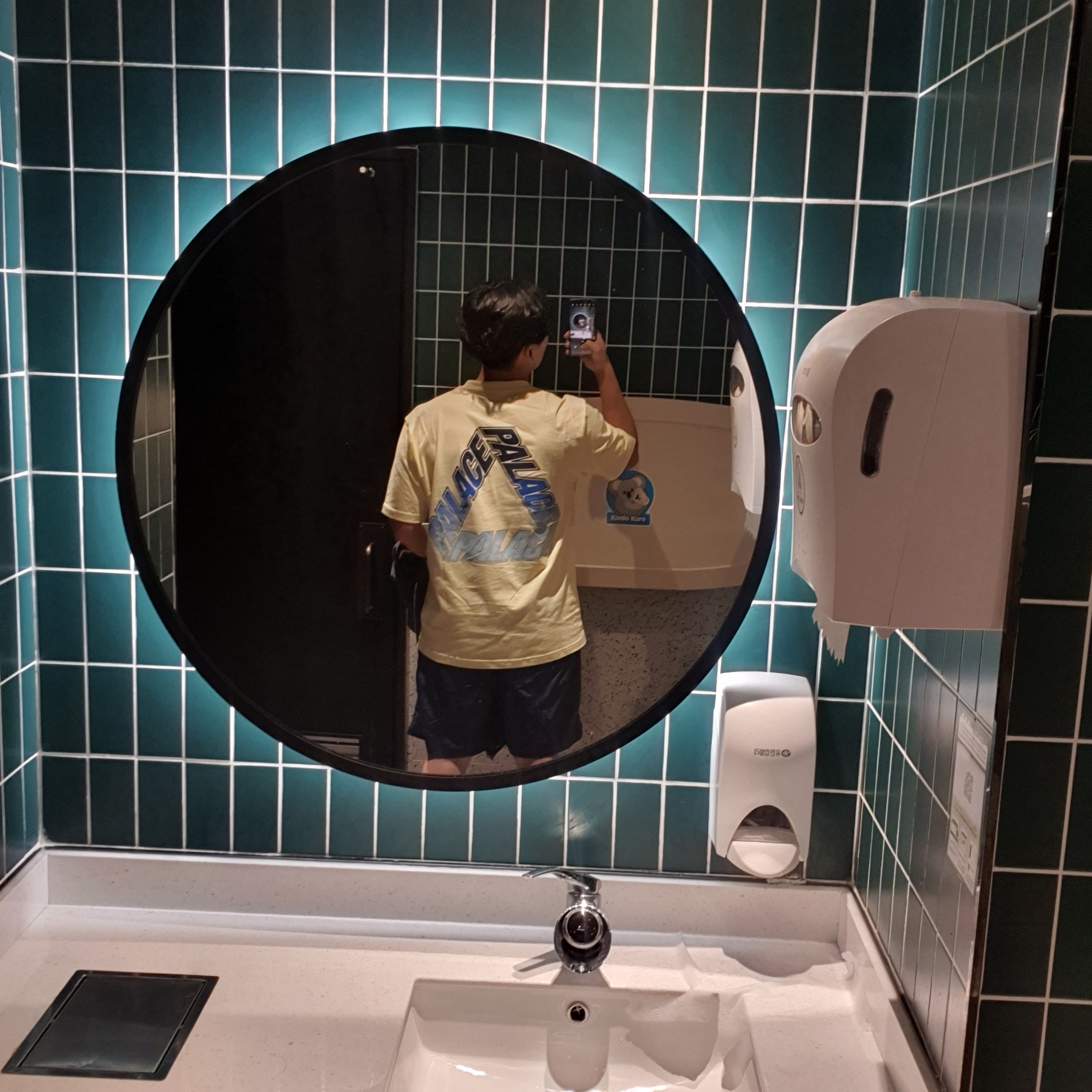 Palace Spectrum P3 T-Shirt Mellow Yellow - 23SS, IAB Studio Woven Shorts Navy - The Hyundai Seoul Exclusive 착용 스타일