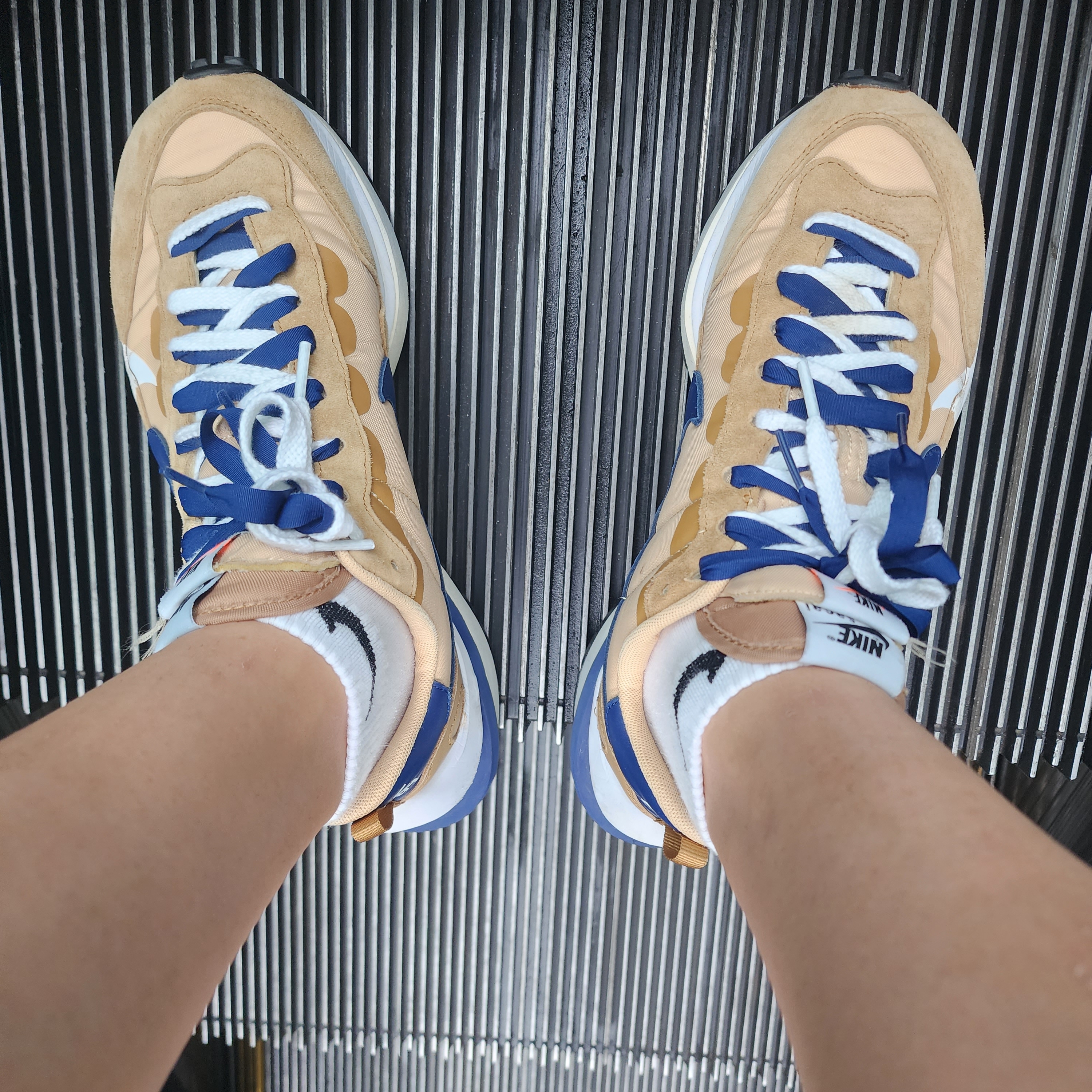 Nike x Sacai VaporWaffle Sesame and Blue Void 착용 스타일
