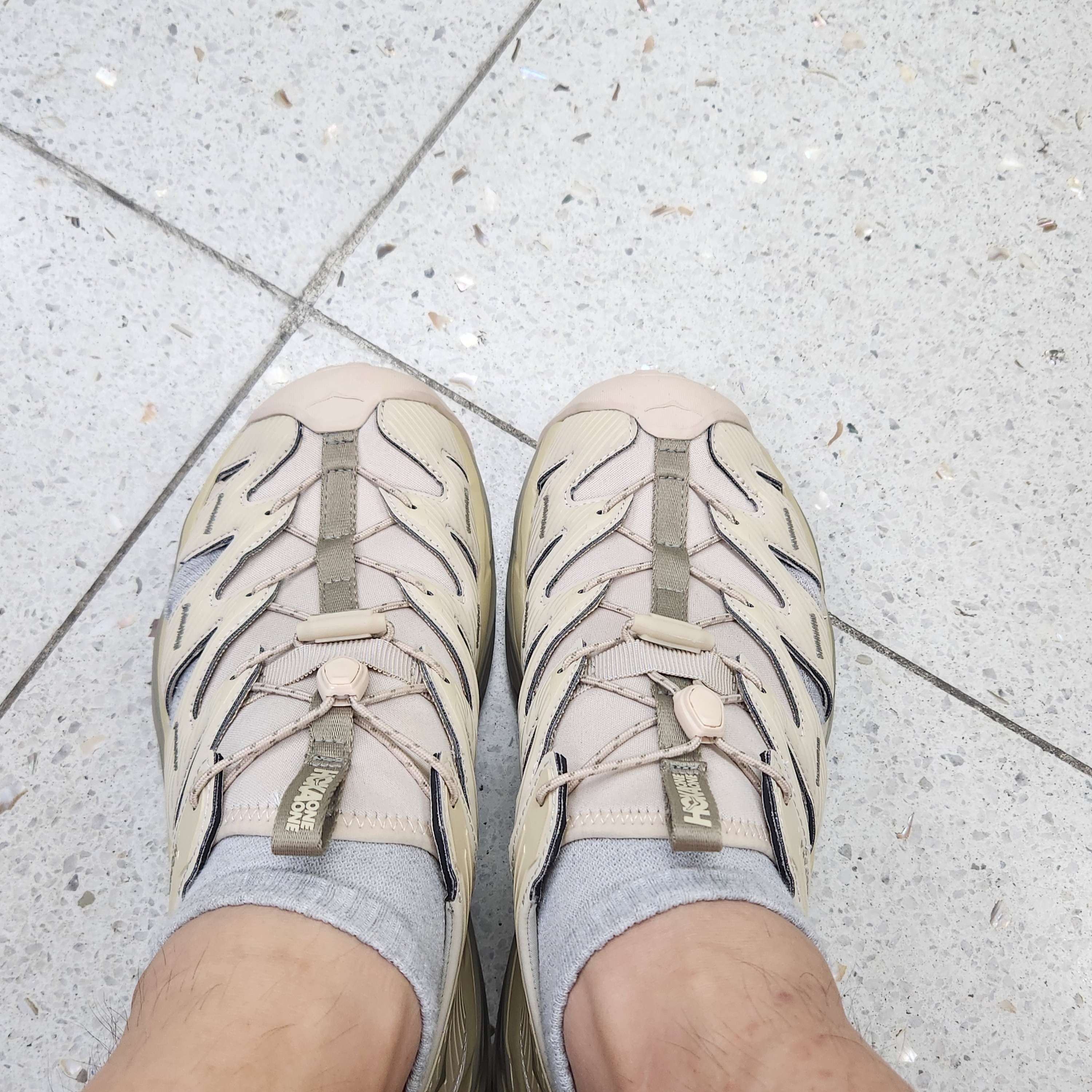 Hoka Hopara Shifting Sand Dune 착용 스타일 - 1