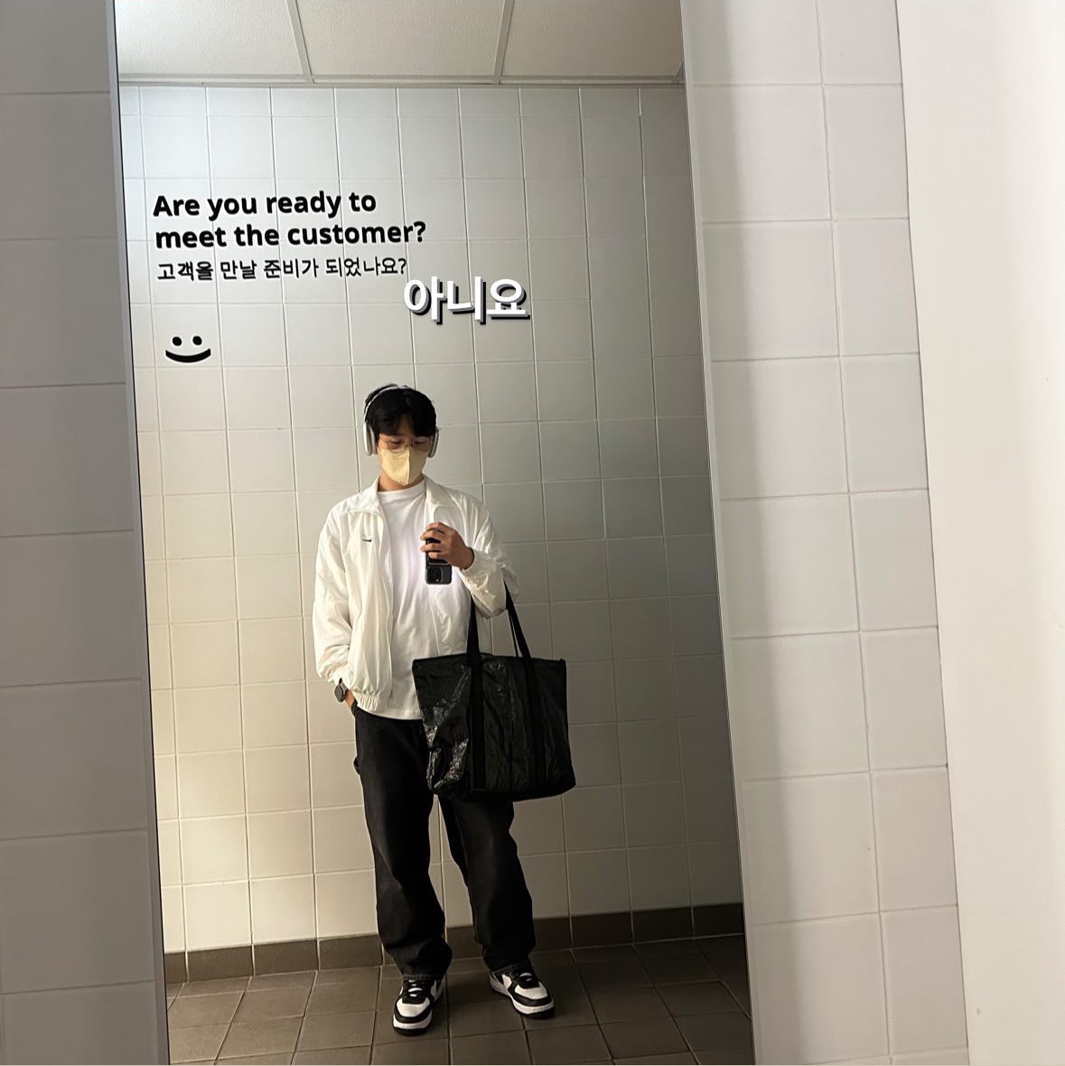 Nike x Stussy Air Force 1 '07 Mid SP Black and Light Bone, Apple AirPods Max Lightning Silver (Korean Ver.) 착용 스타일
