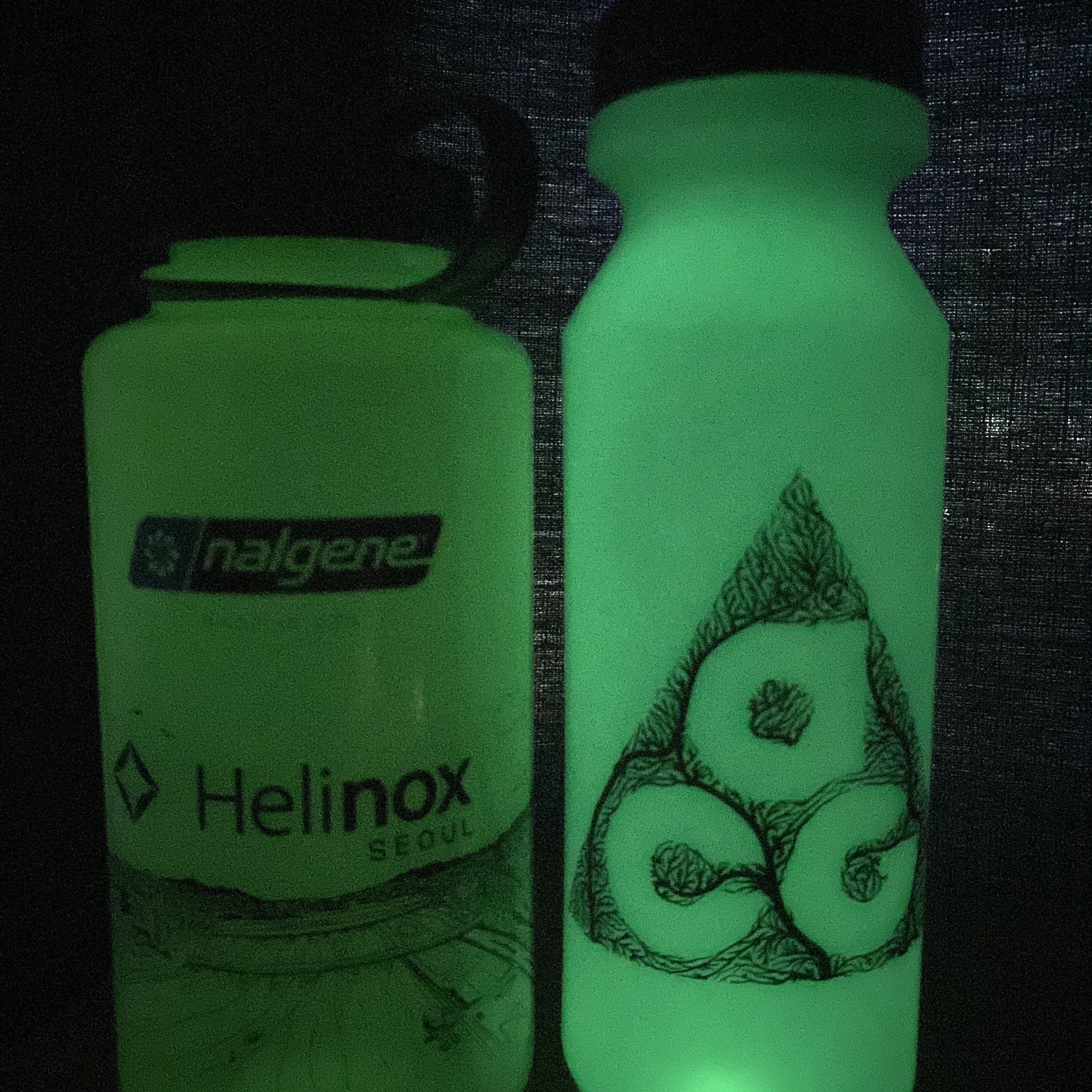 Helinox Glow Edition Nalgene Bottle 1L Seoul Glow Green 착용 스타일 - 3