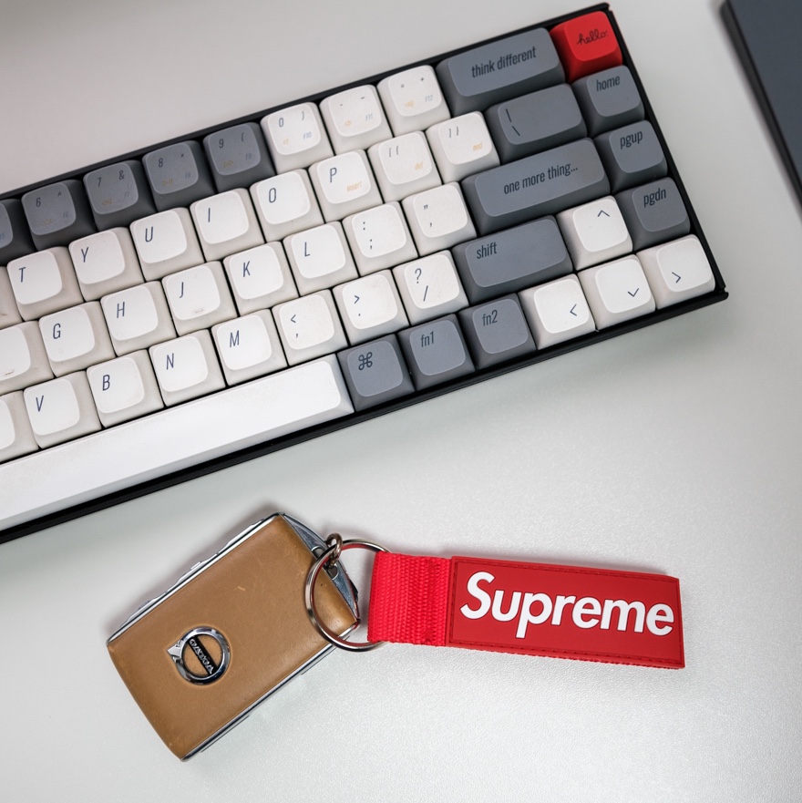 Supreme Webbing Keychain Red - 23SS 착용 스타일