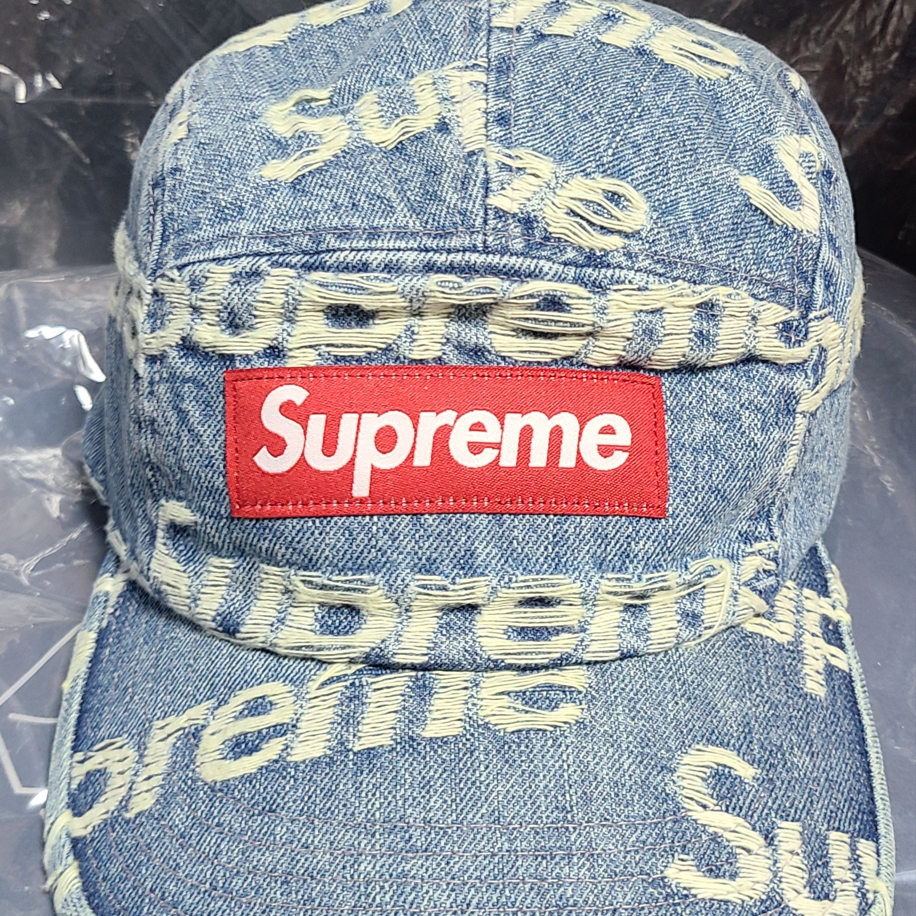 Supreme Frayed Logos Denim Camp Cap Blue - 21SS 착용 스타일