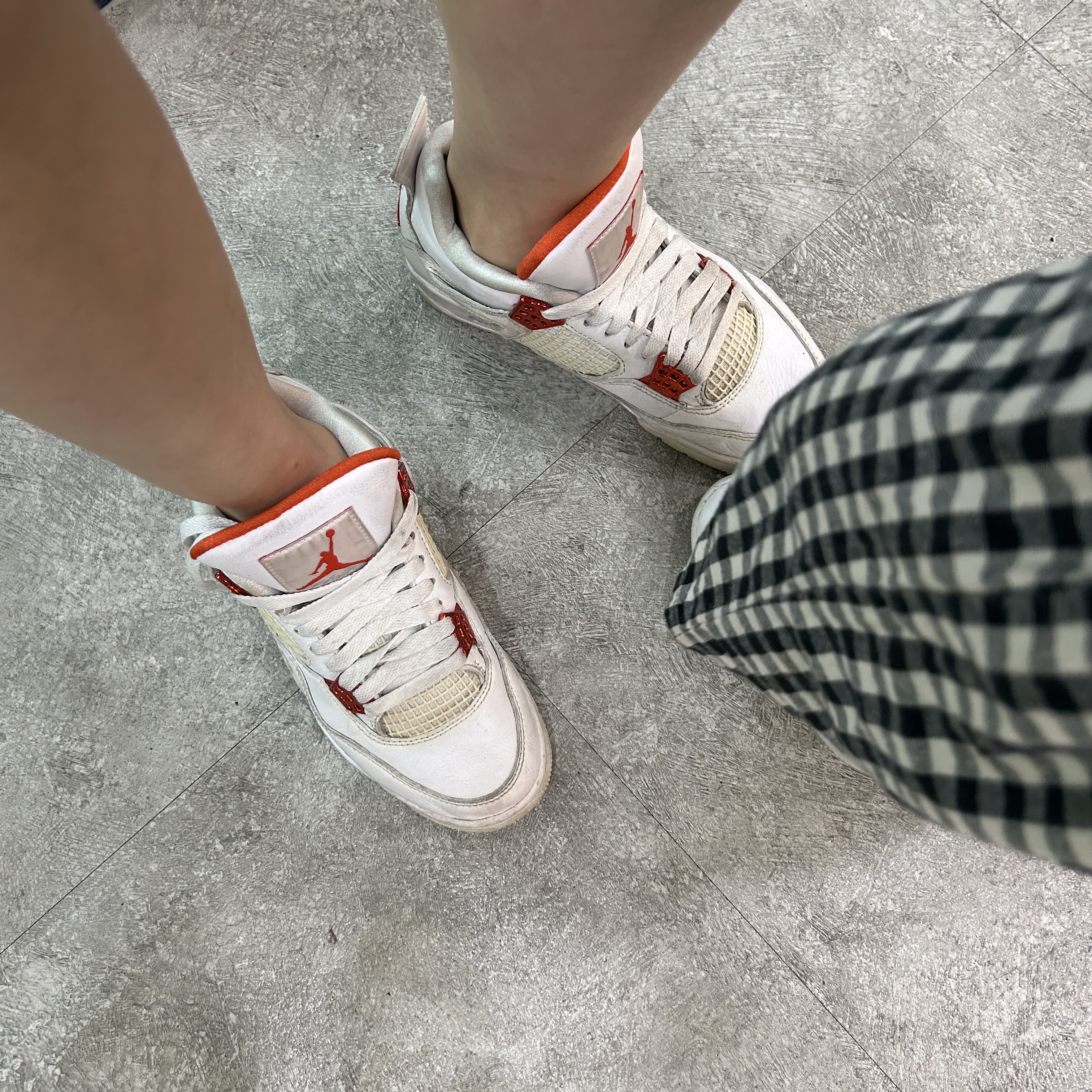 Jordan 4 Retro Orange Metallic 착용 스타일
