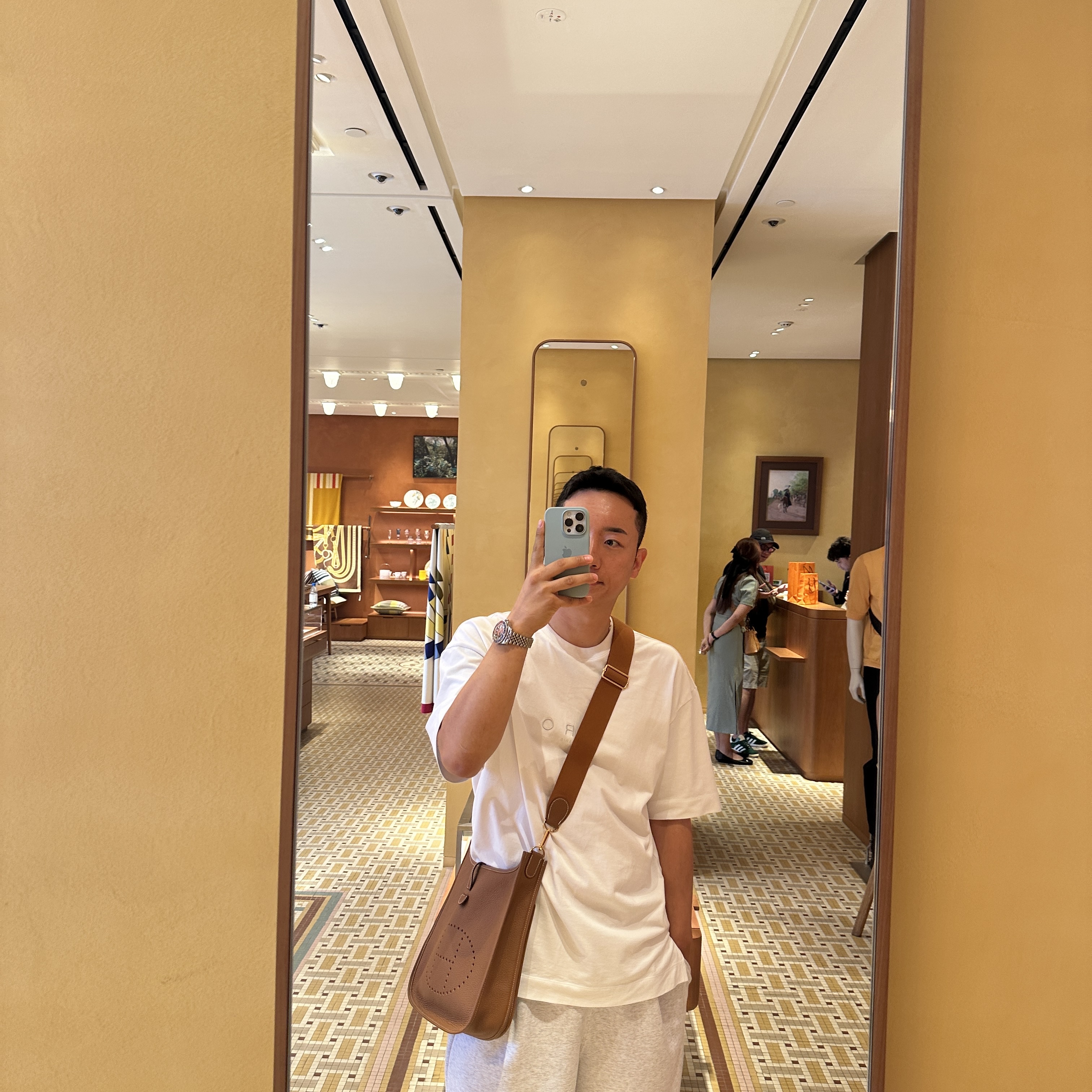 Hermes Evelyne III 29 Bag Clemence & Gold 착용 스타일