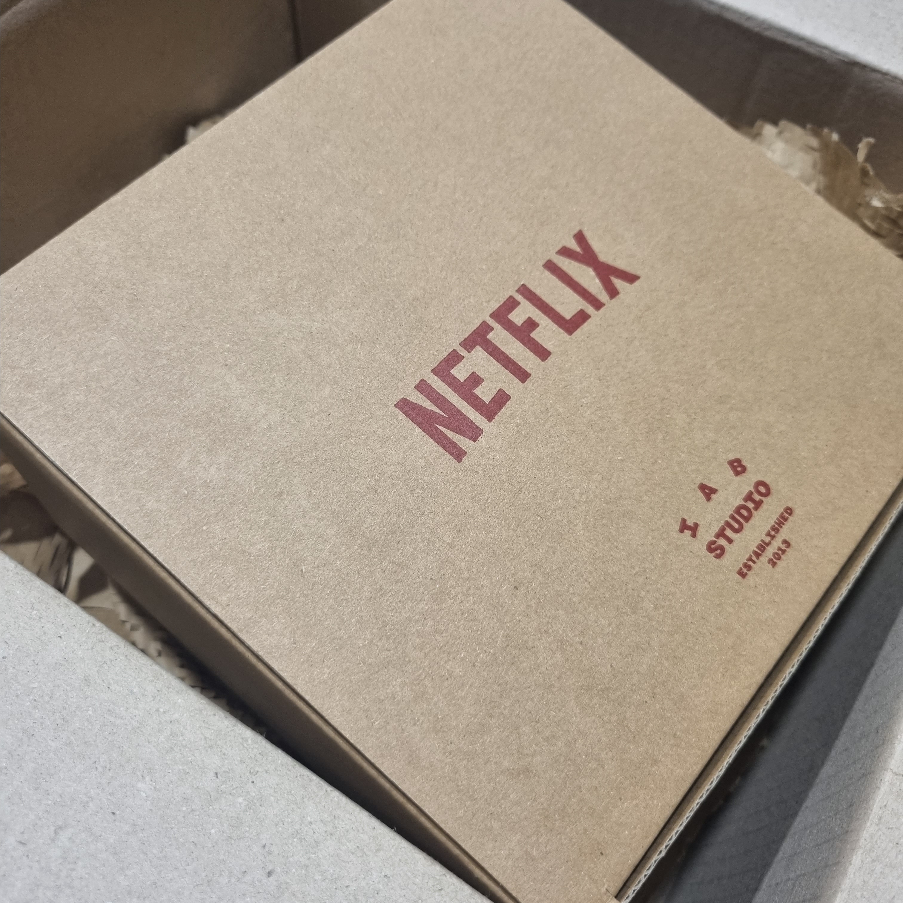 IAB Studio x Netflix Bowl Set 착용 스타일 - 1