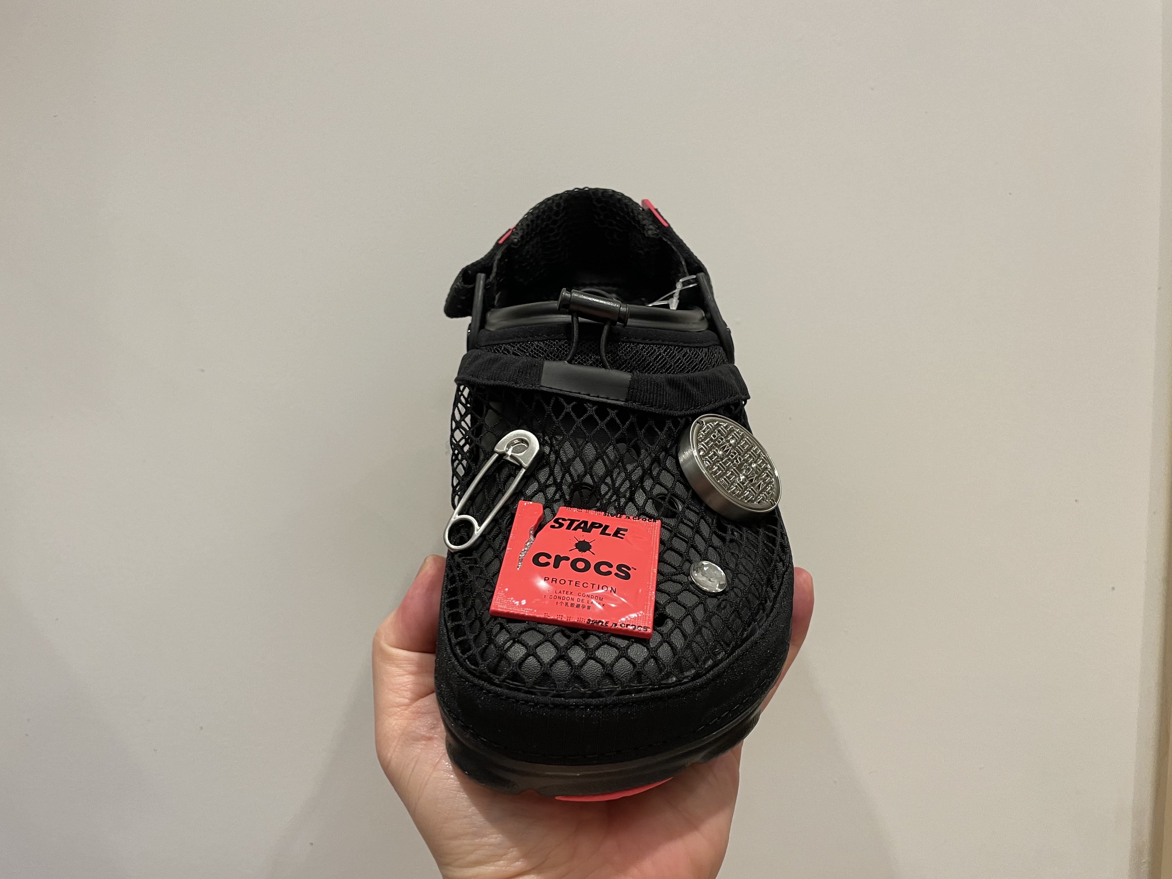 Crocs x Staple Classic All Terrain Clog Black 착용 스타일 - 4