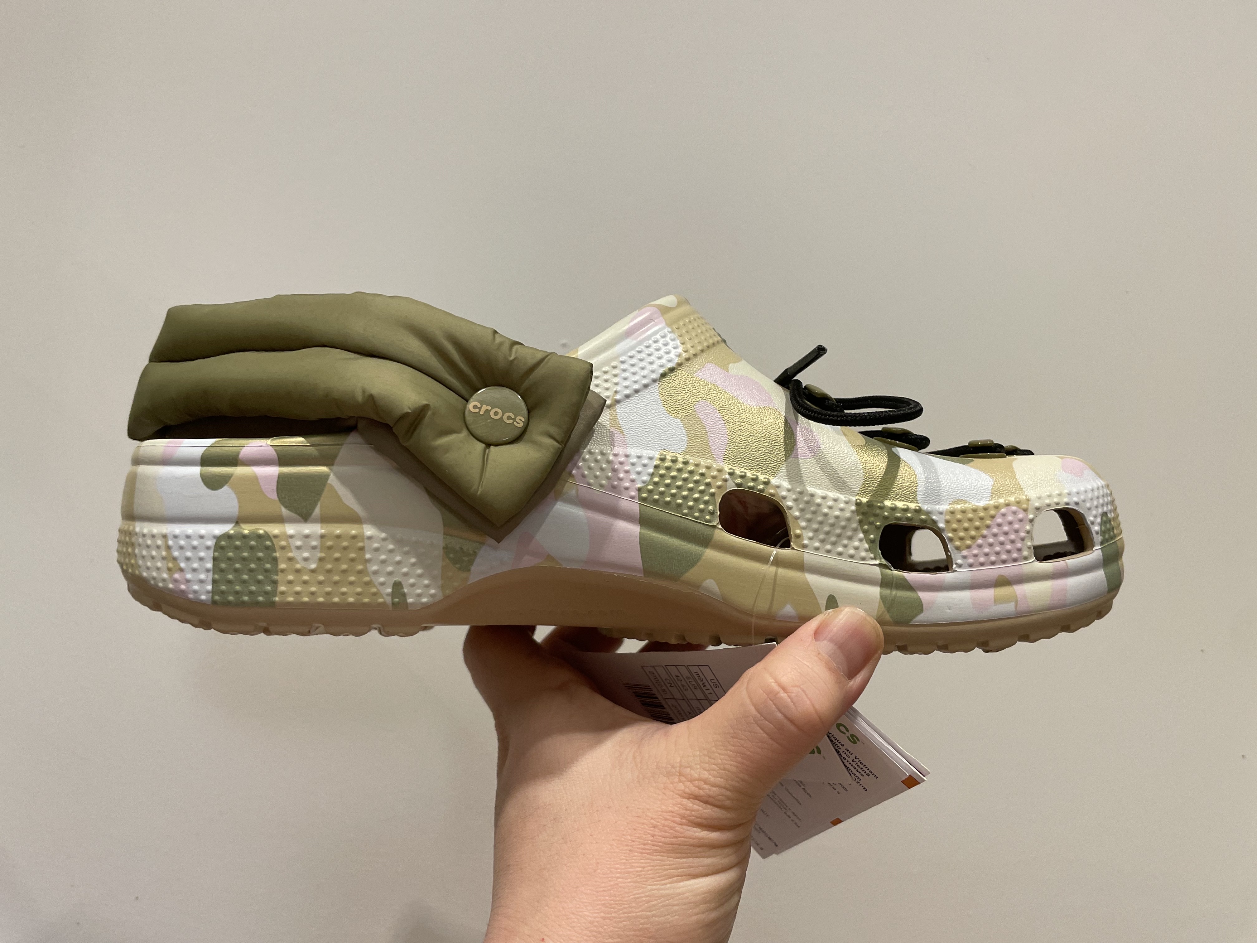 Crocs x Casestudy Classic Clog Multi 착용 스타일 - 2
