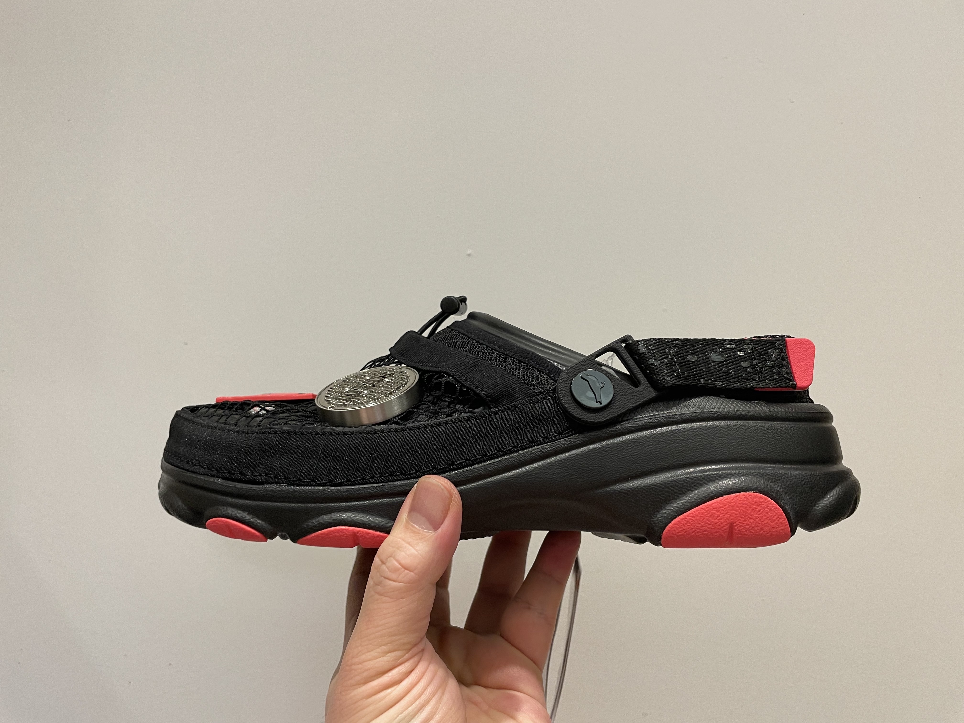 Crocs x Staple Classic All Terrain Clog Black 착용 스타일 - 1