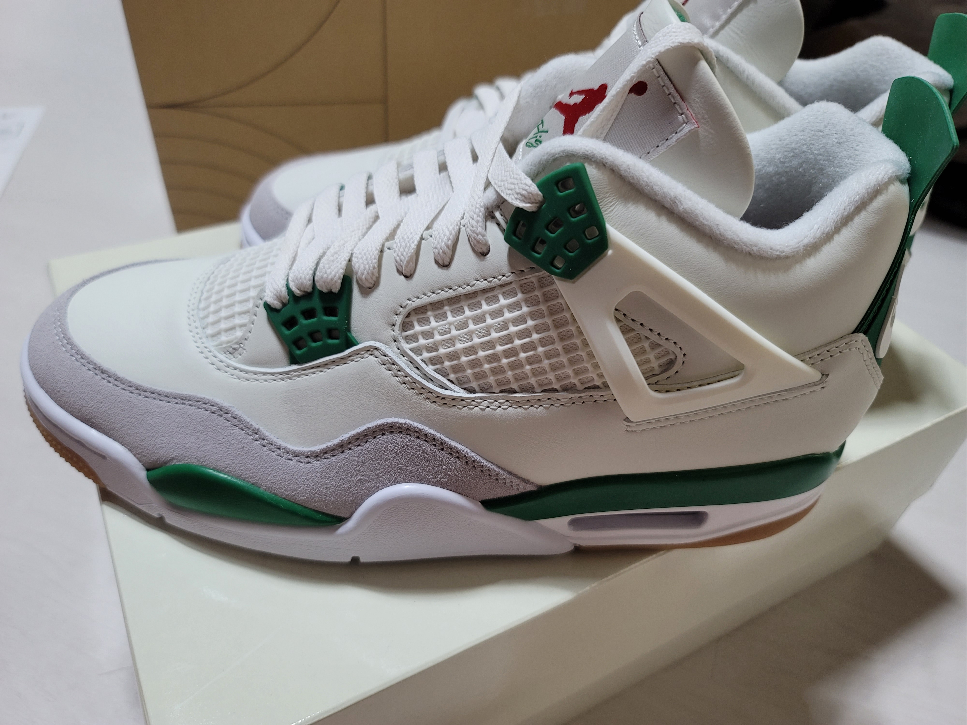 Jordan 4 x Nike SB Retro SP Pine Green 착용 스타일 - 1