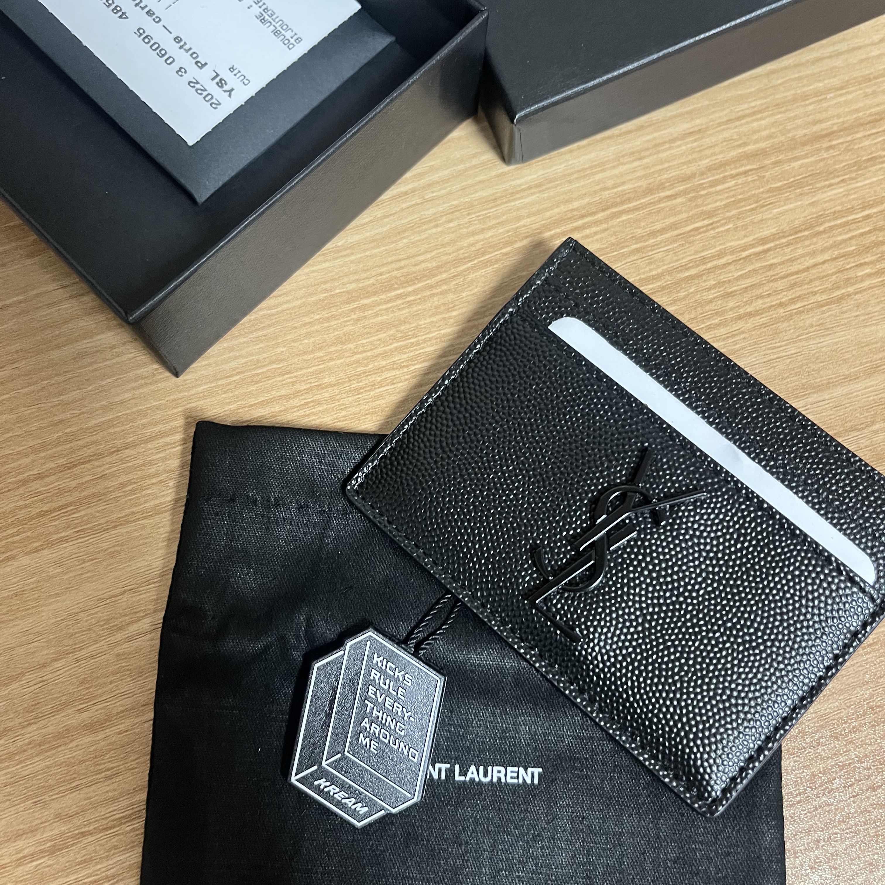 Saint Laurent Cassandre Card Case in Grain De Poudre Embossed Leather Black 착용 스타일