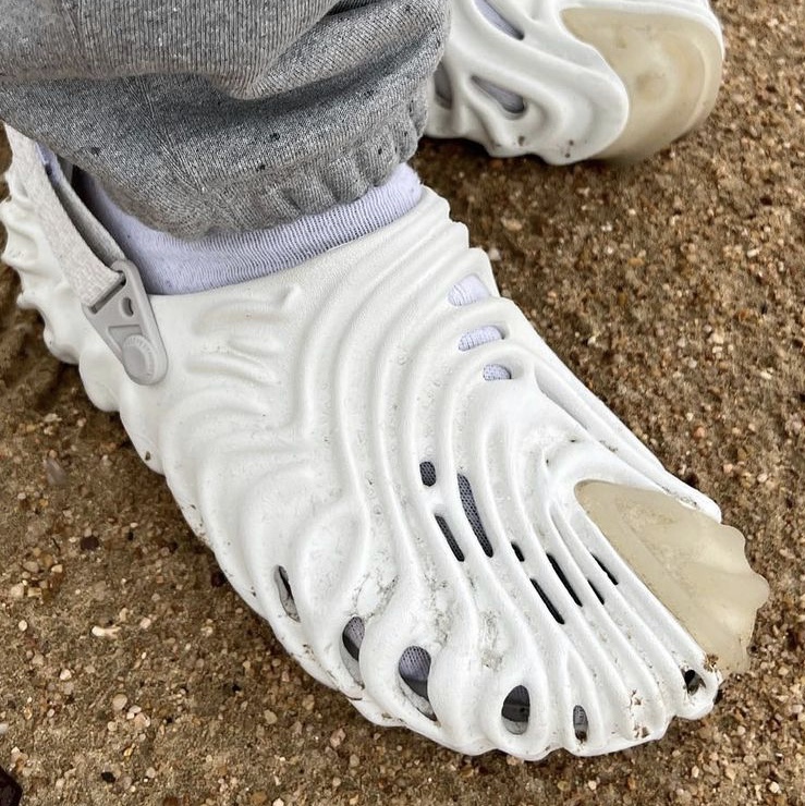 Crocs x Salehe Bembury Pollex Clog Stratus 착용 스타일