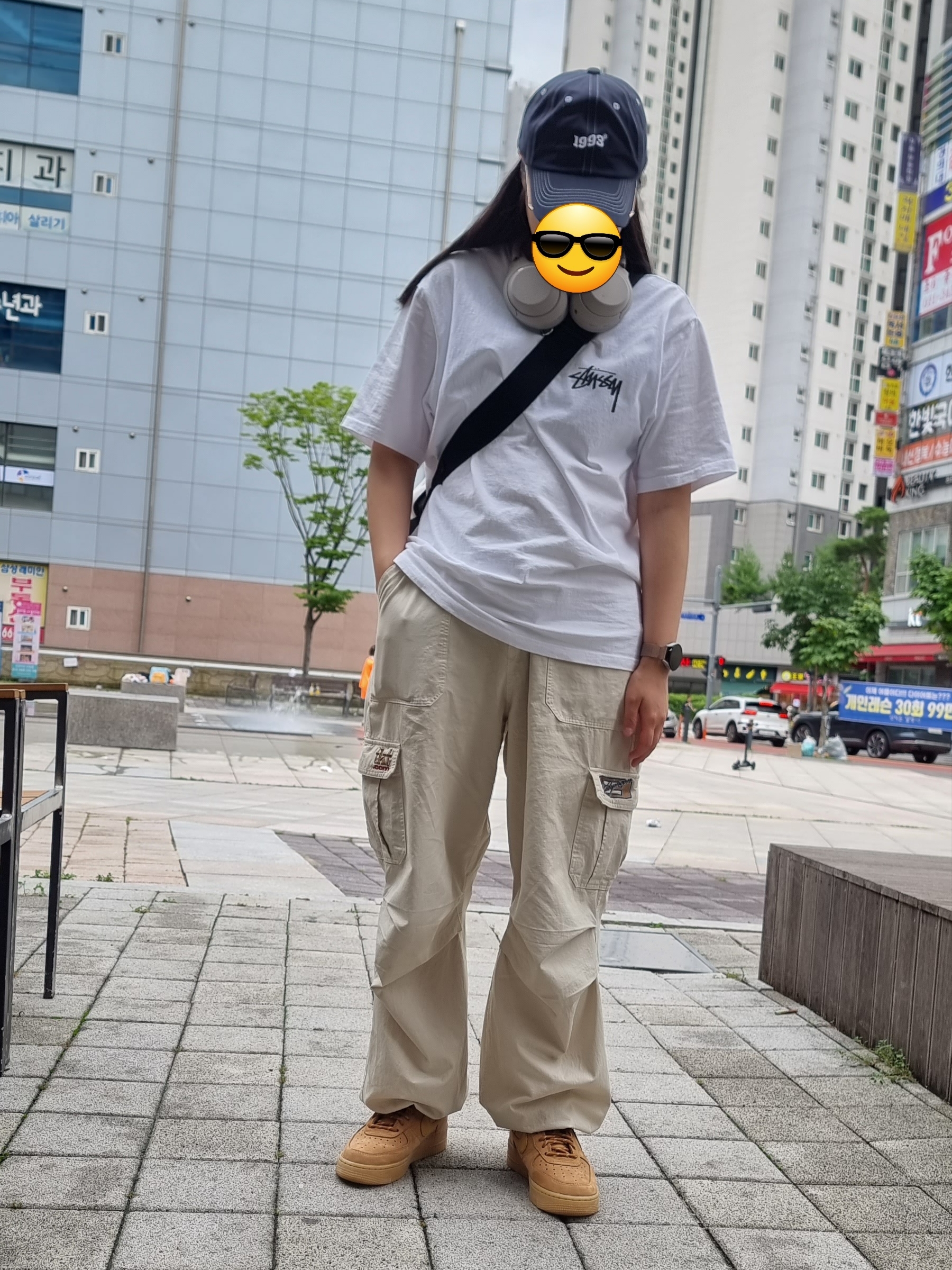 Nike Air Force 1 '07 WB Flax, Stussy Fuzzy Dice T-Shirt White 착용 스타일 - 1