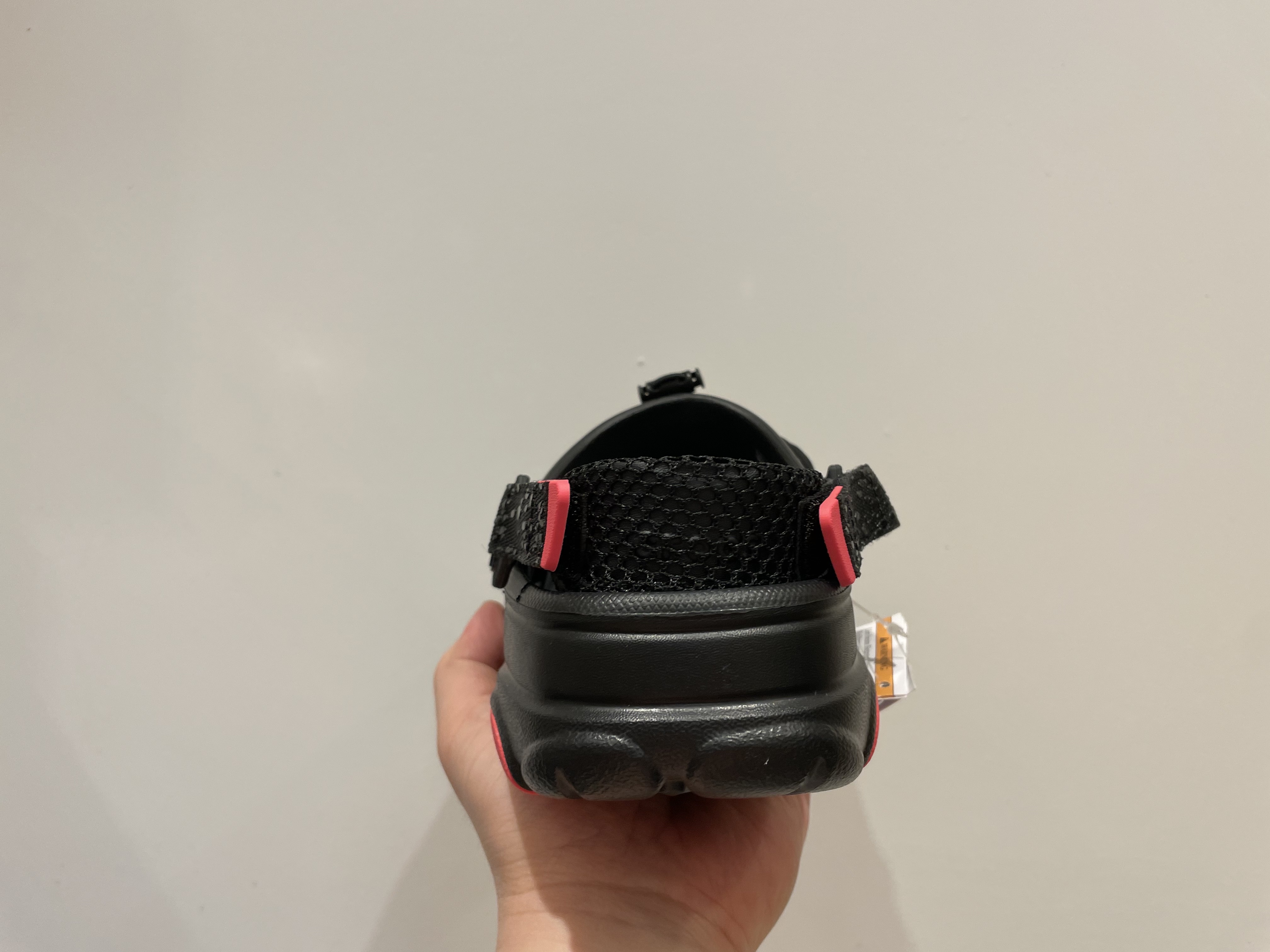 Crocs x Staple Classic All Terrain Clog Black 착용 스타일 - 5