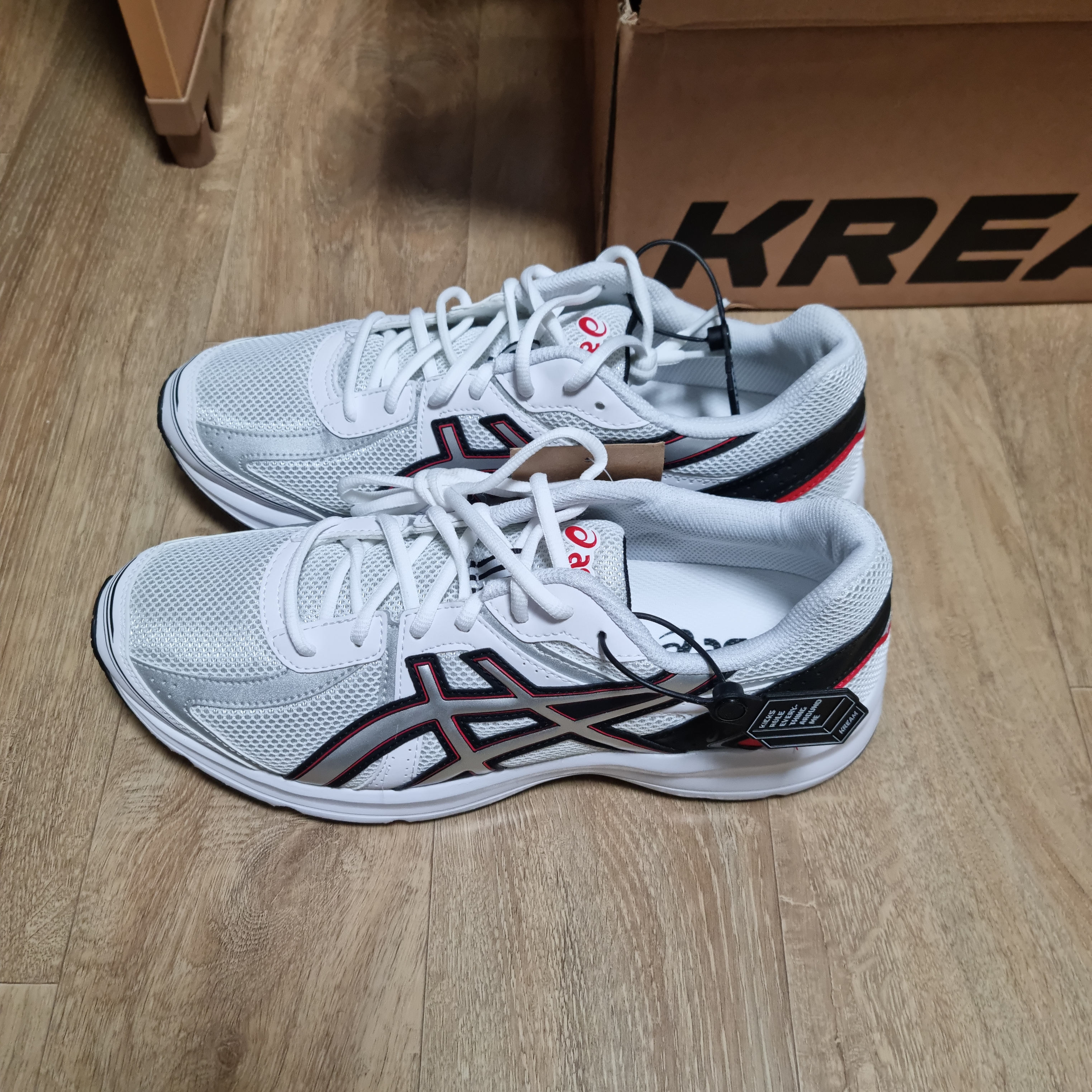Asics Jog 100 S White Pure Silver - 2E Wide 착용 스타일 - 3