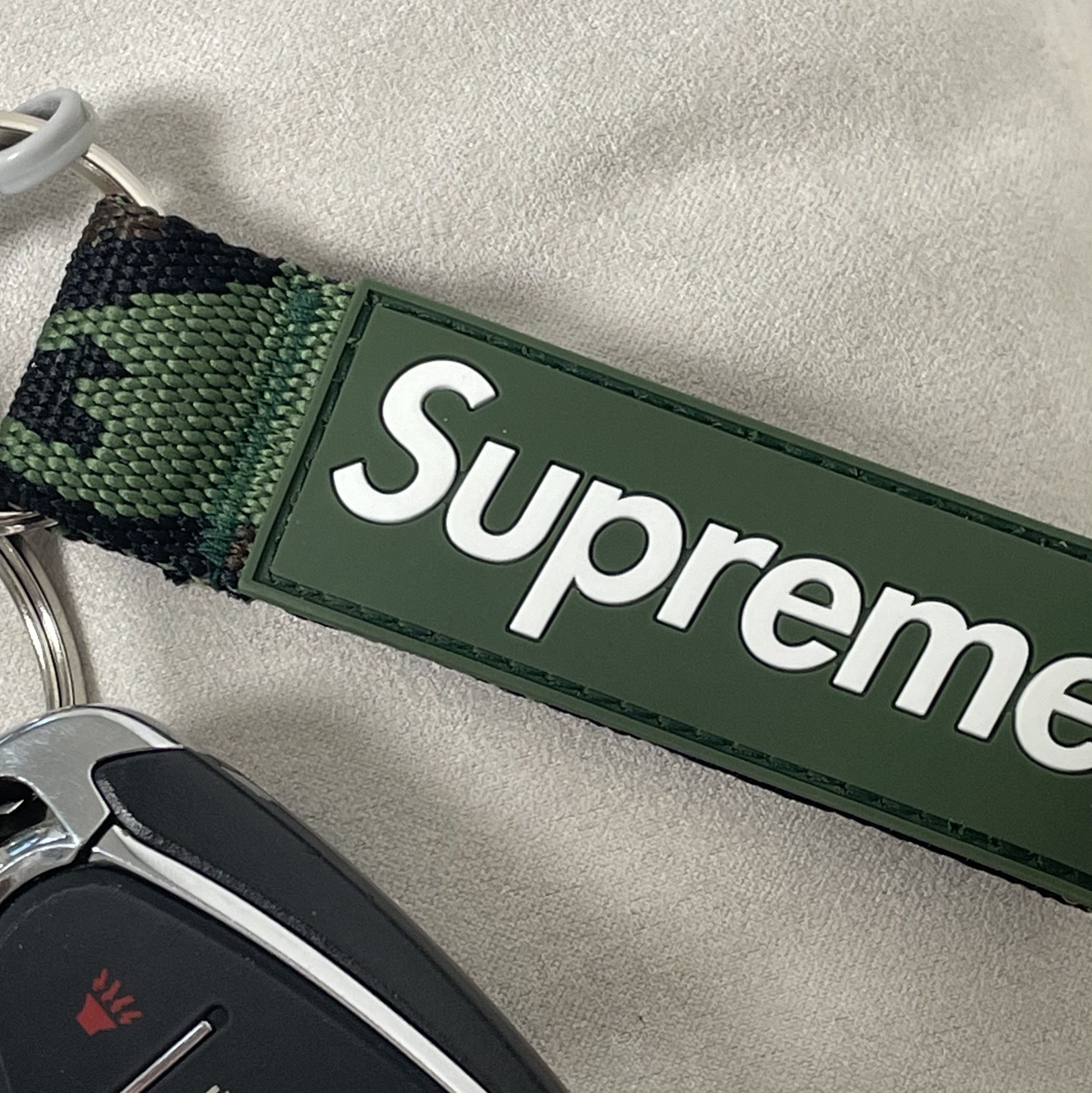 Supreme Webbing Keychain Green Camo - 23SS 착용 스타일