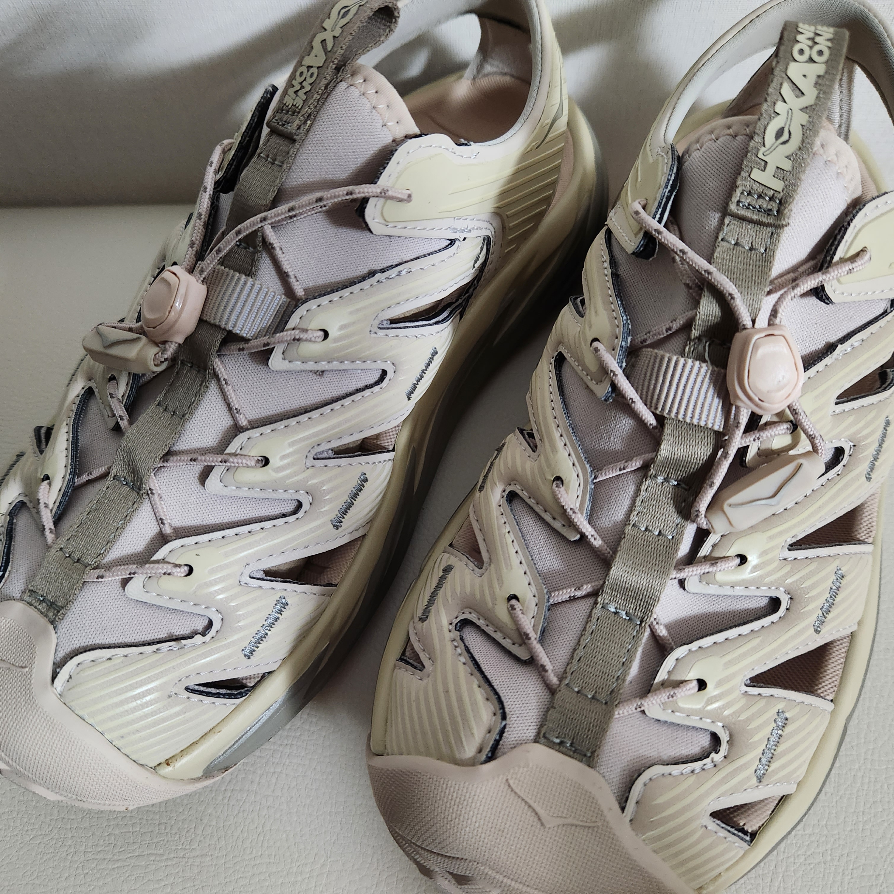 Hoka Hopara Shifting Sand Dune 착용 스타일