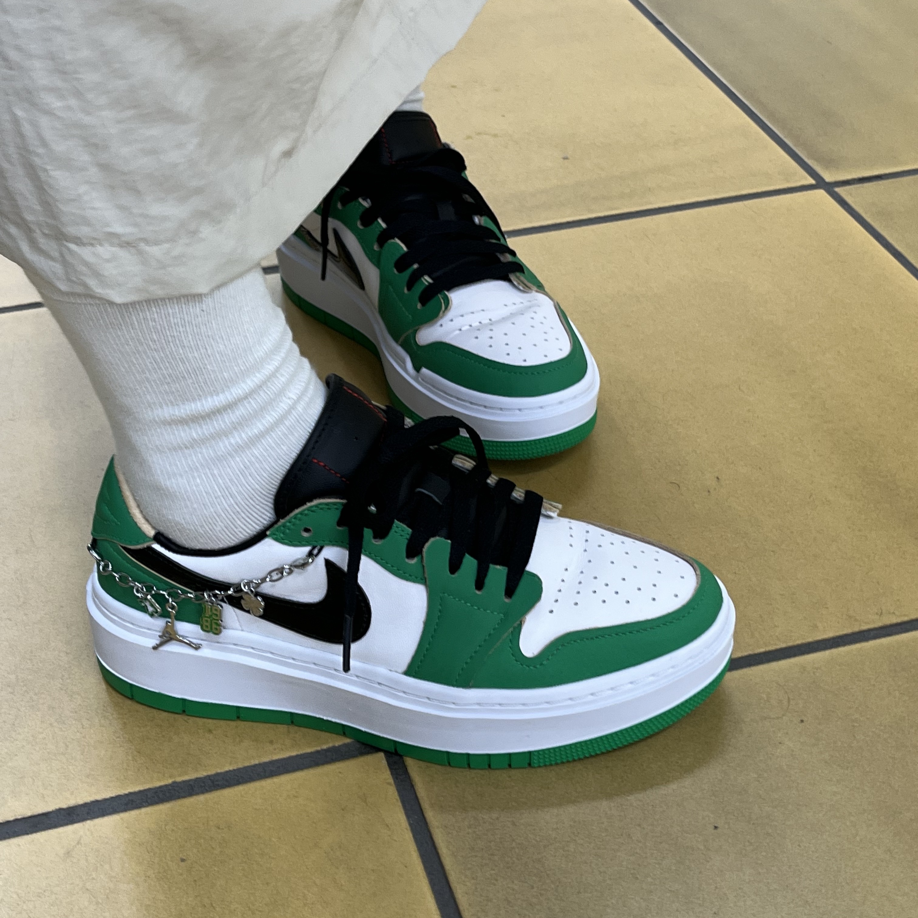 (W) Jordan 1 Elevate Low SE Lucky Green 착용 스타일 - 1