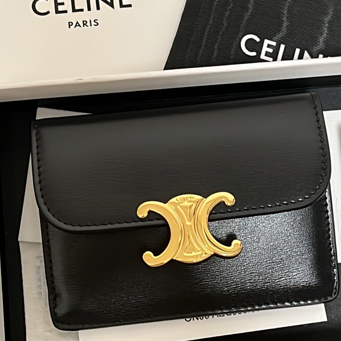Celine Card Holder with Flap in Shiny Calfskin Black 착용 스타일