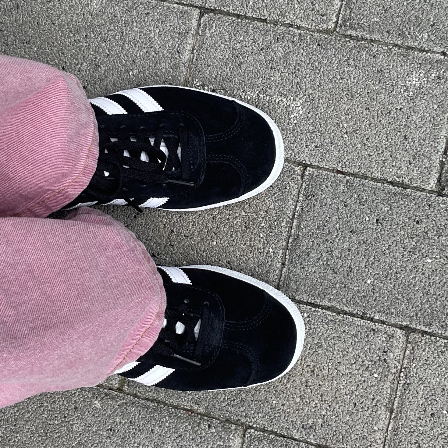 Adidas Gazelle Core Black White 착용 스타일