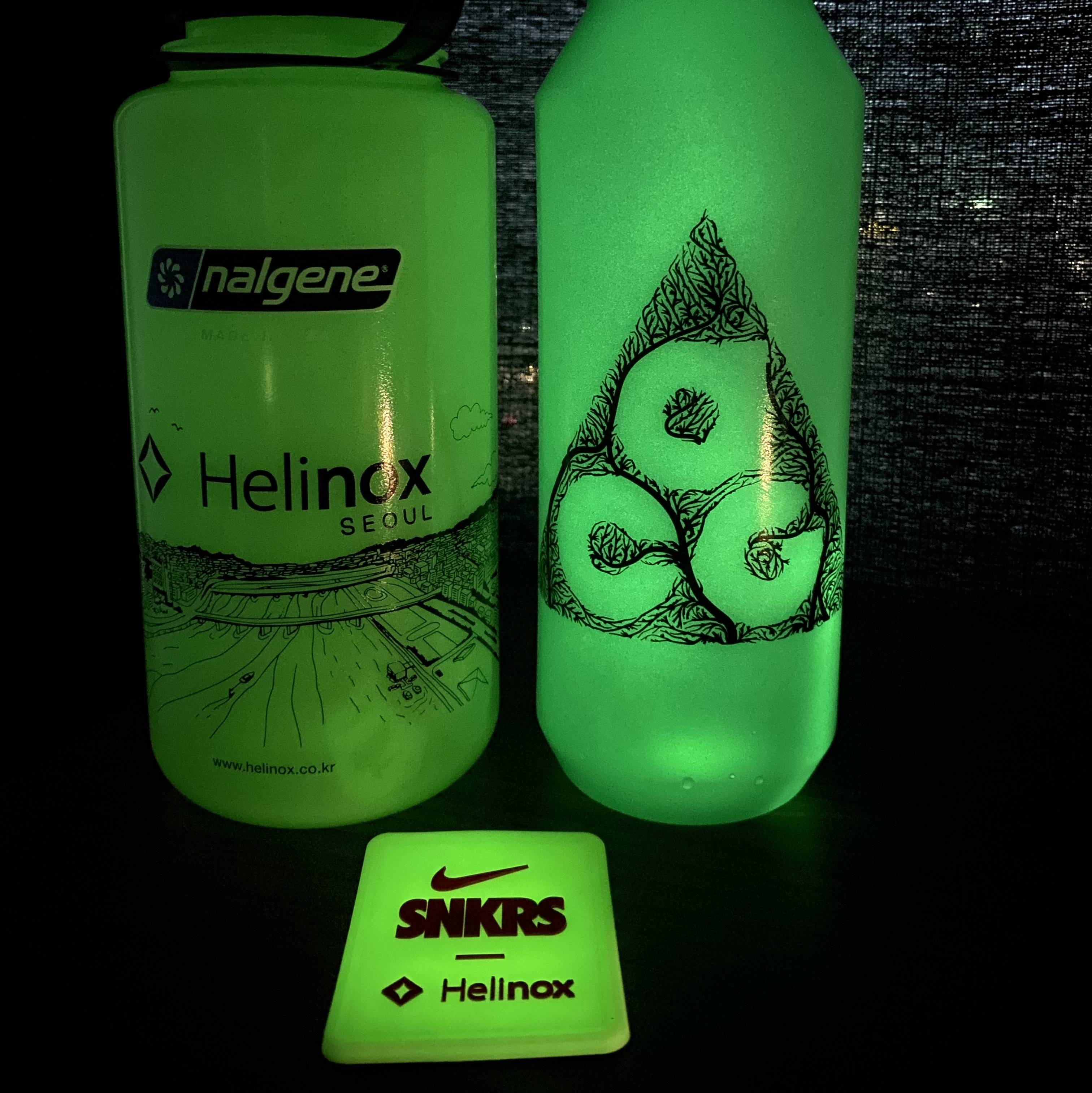 Helinox Glow Edition Nalgene Bottle 1L Seoul Glow Green 착용 스타일 - 1