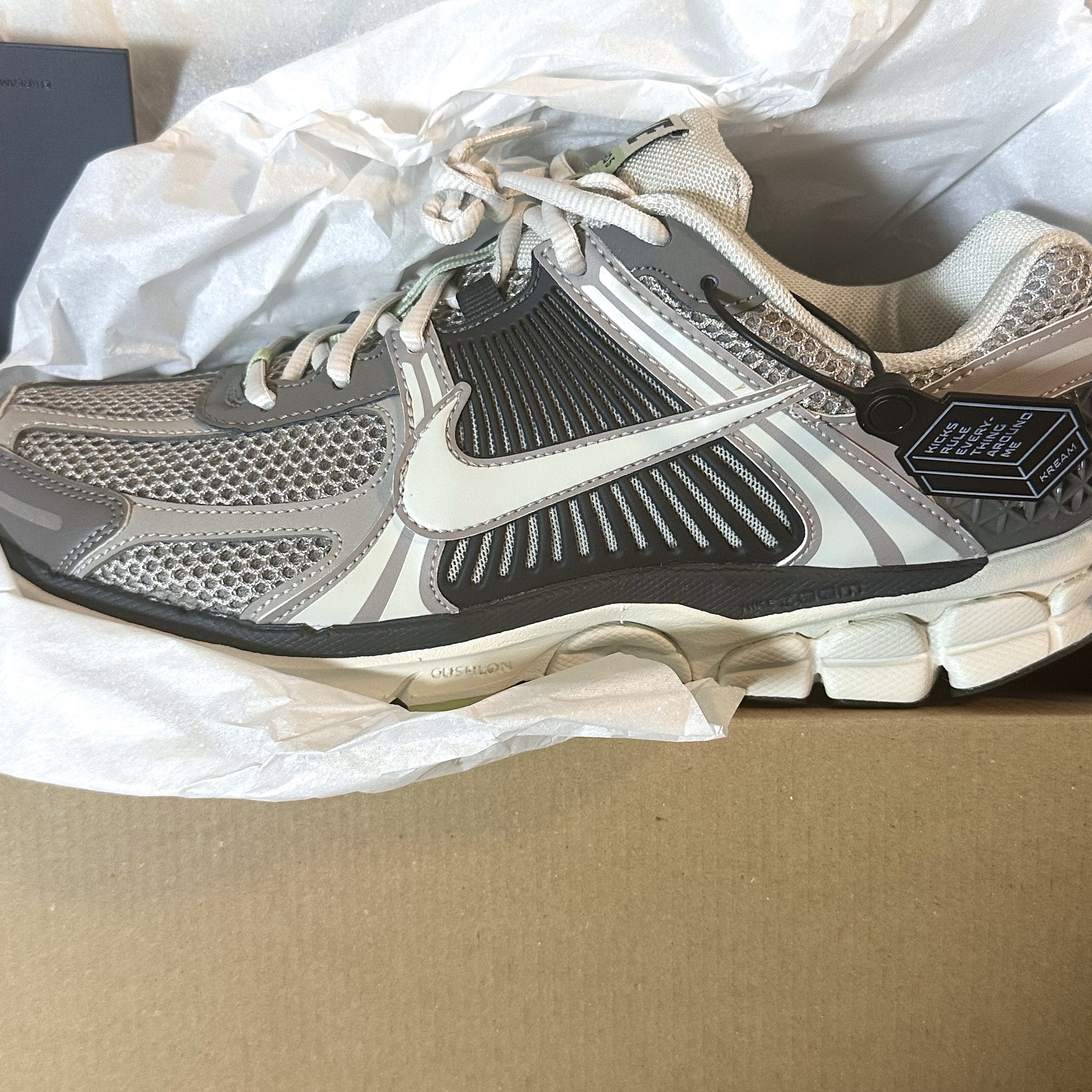 (W) Nike Zoom Vomero 5 Cobblestone and Flat Pewter 착용 스타일