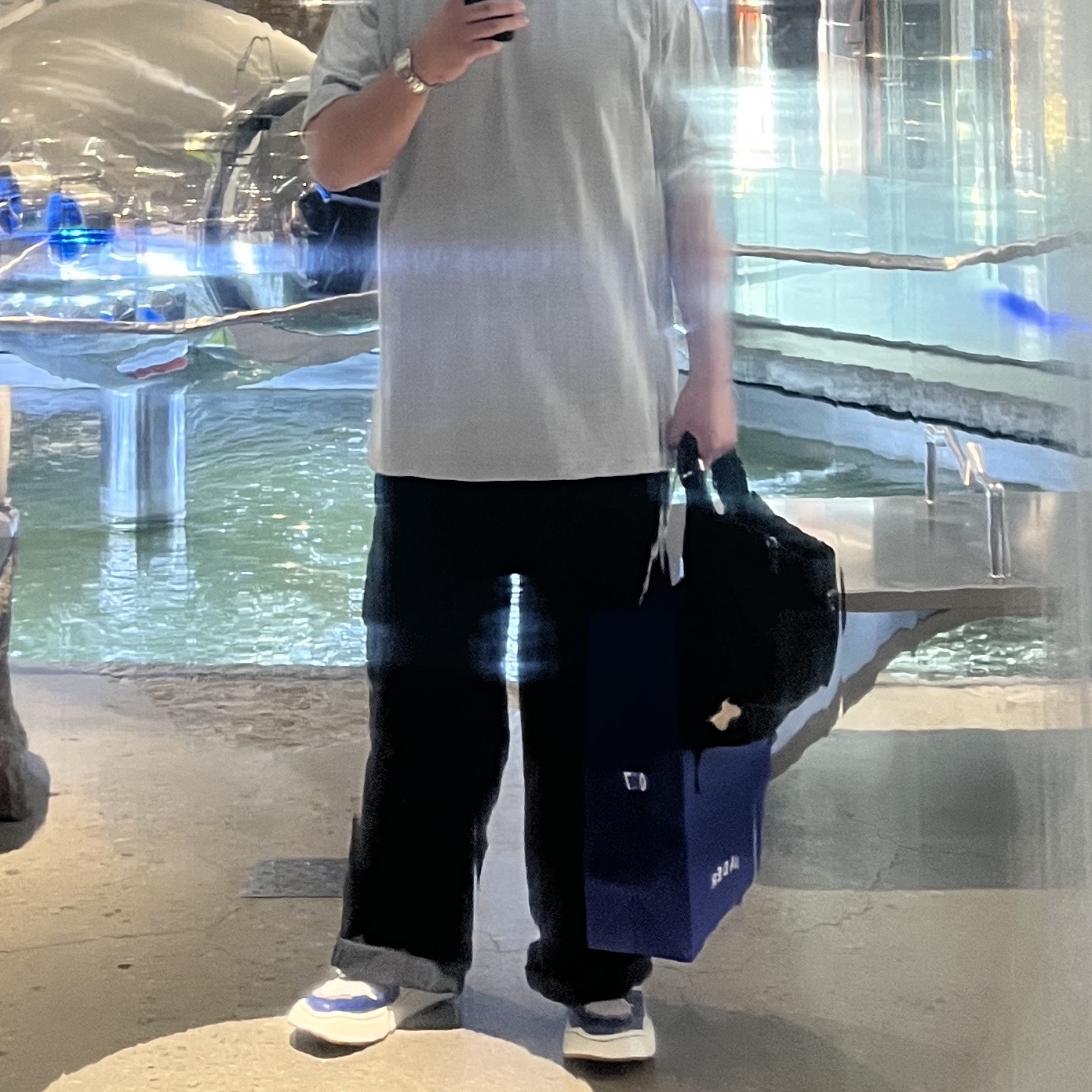 Ader Error Log; Khalif Blue, Prada Re-Nylon and Saffiano Leather Shoulder Bag Black 착용 스타일