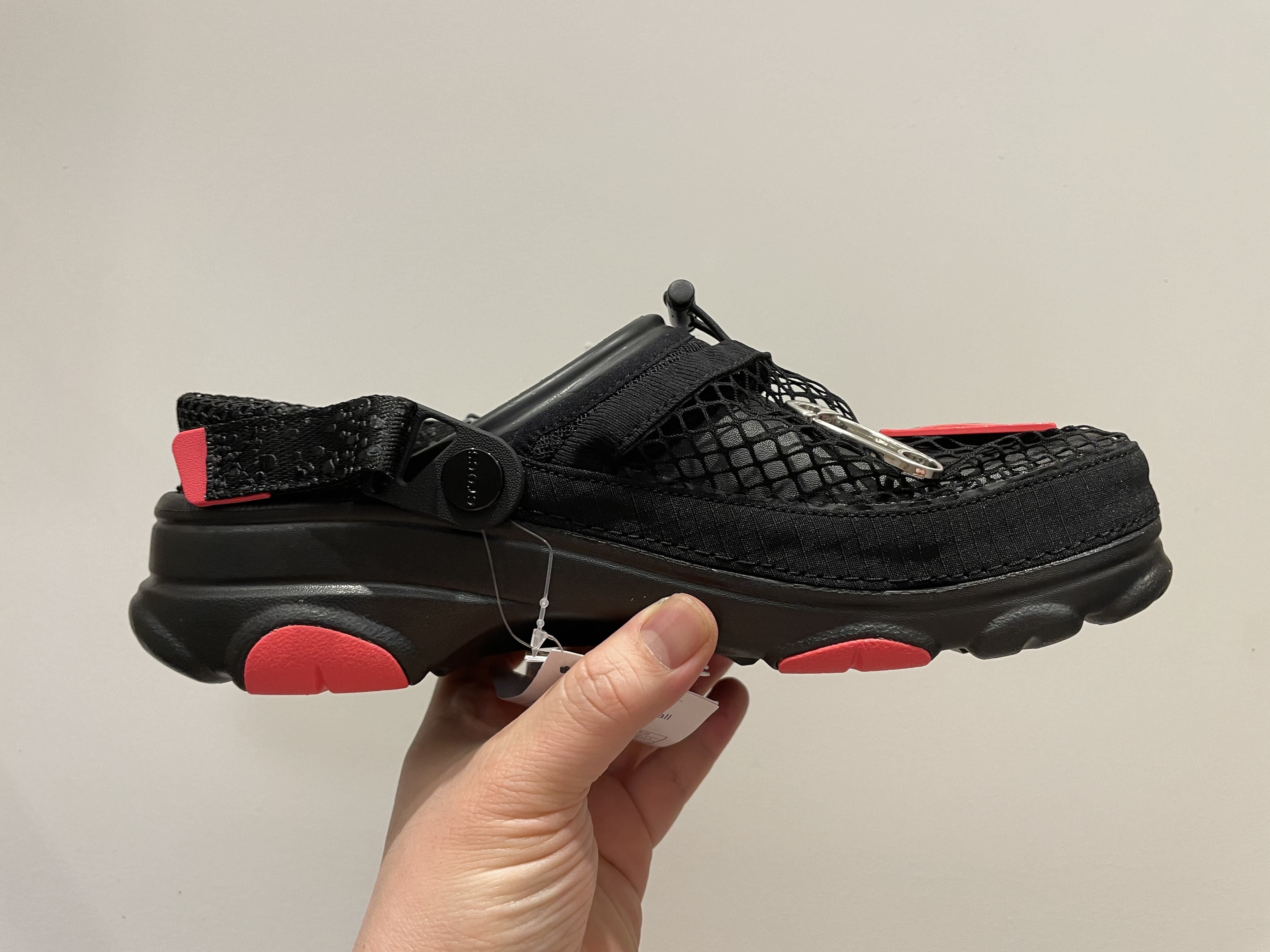 Crocs x Staple Classic All Terrain Clog Black 착용 스타일 - 2
