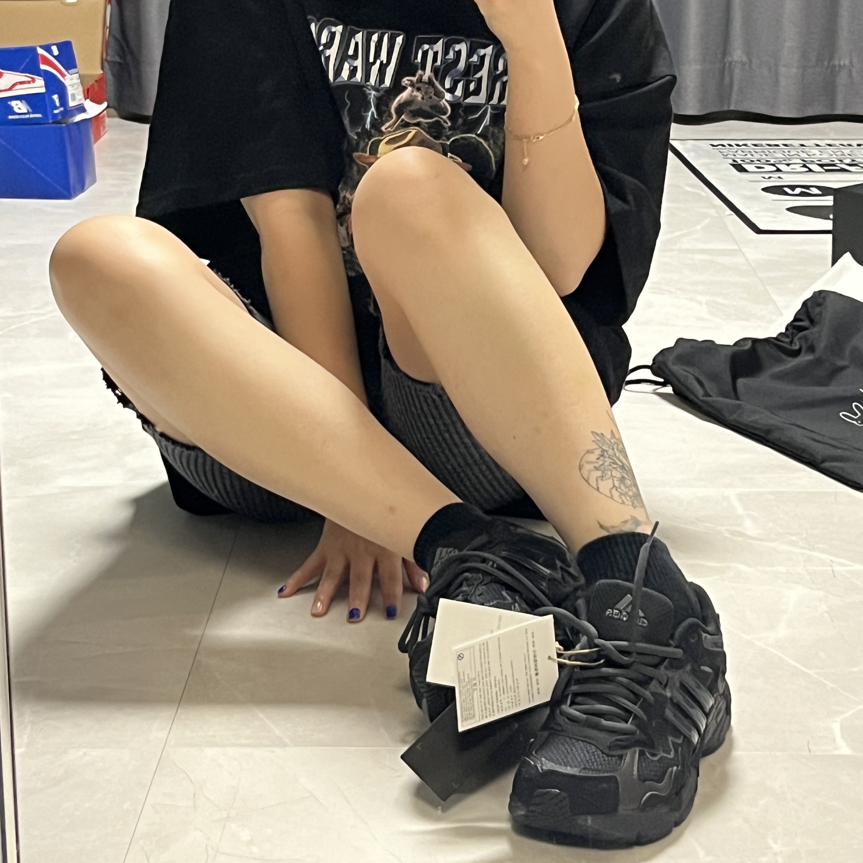 Adidas x Bad Bunny Response CL Core Black 착용 스타일 - 2