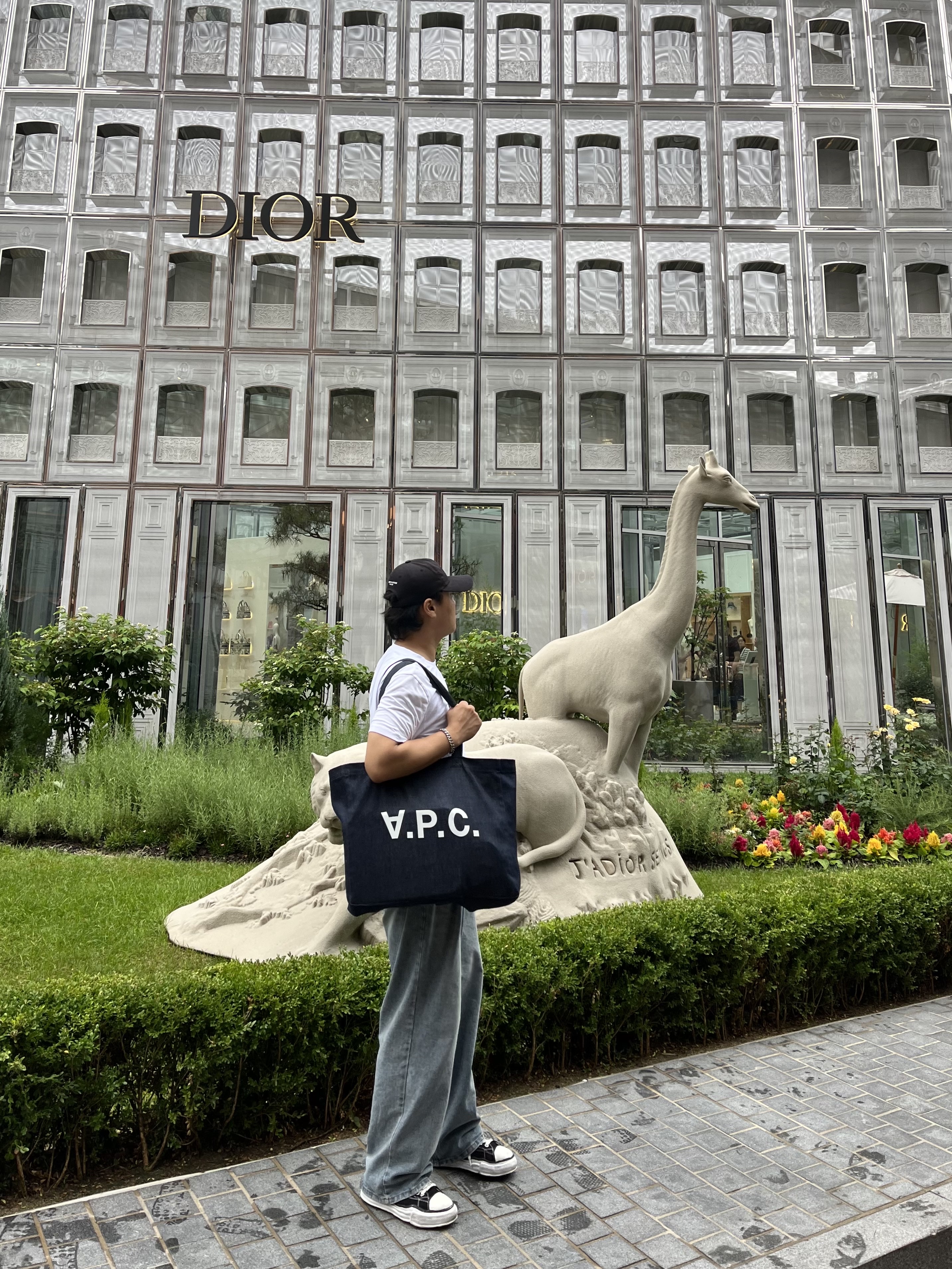 A.P.C. Daniela Shopping Bag Indigo, Maison Mihara Yasuhiro Peterson OG Sole Canvas Low Sneakers Black 착용 스타일 - 1