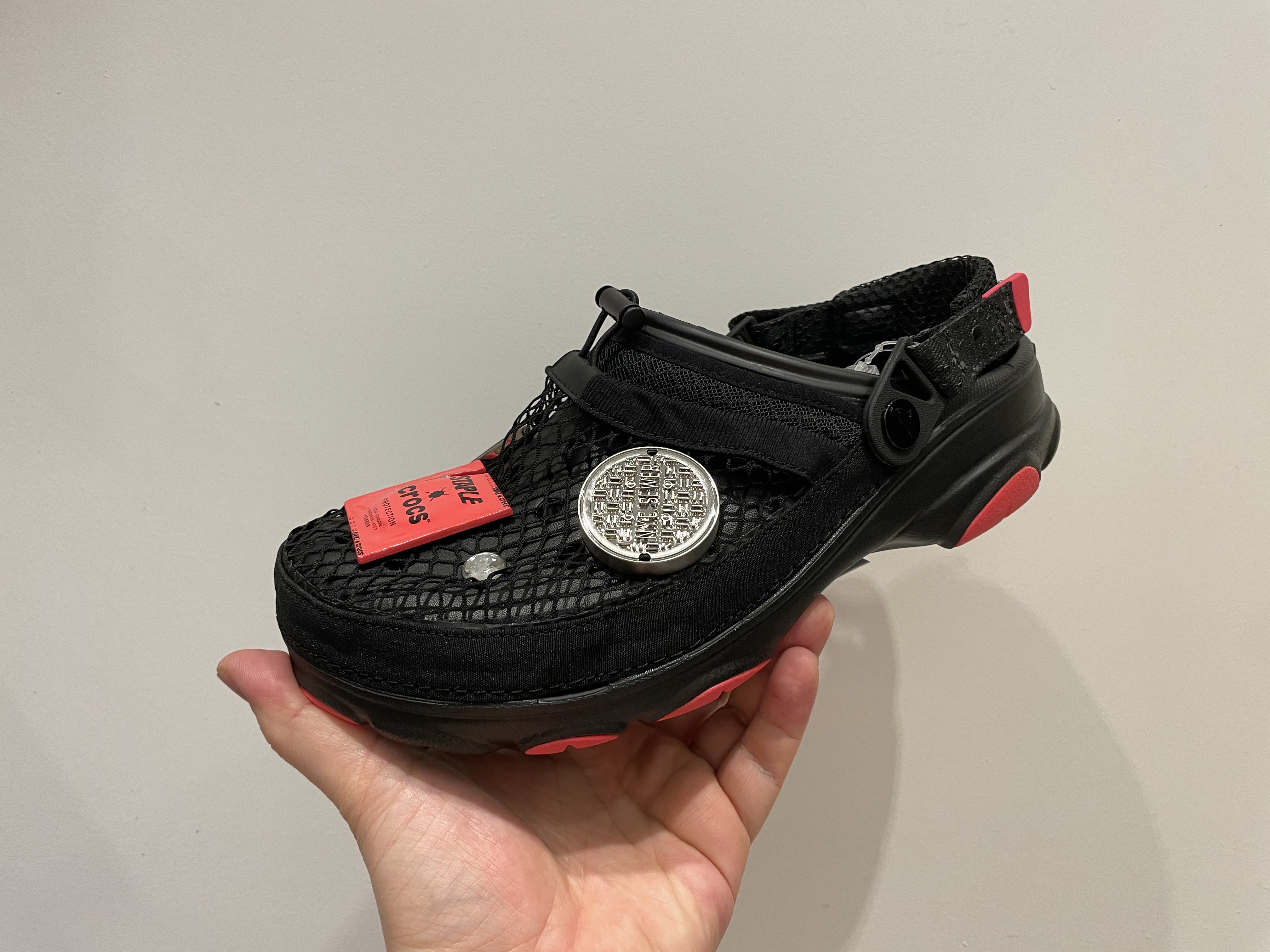 Crocs x Staple Classic All Terrain Clog Black 착용 스타일 - 3