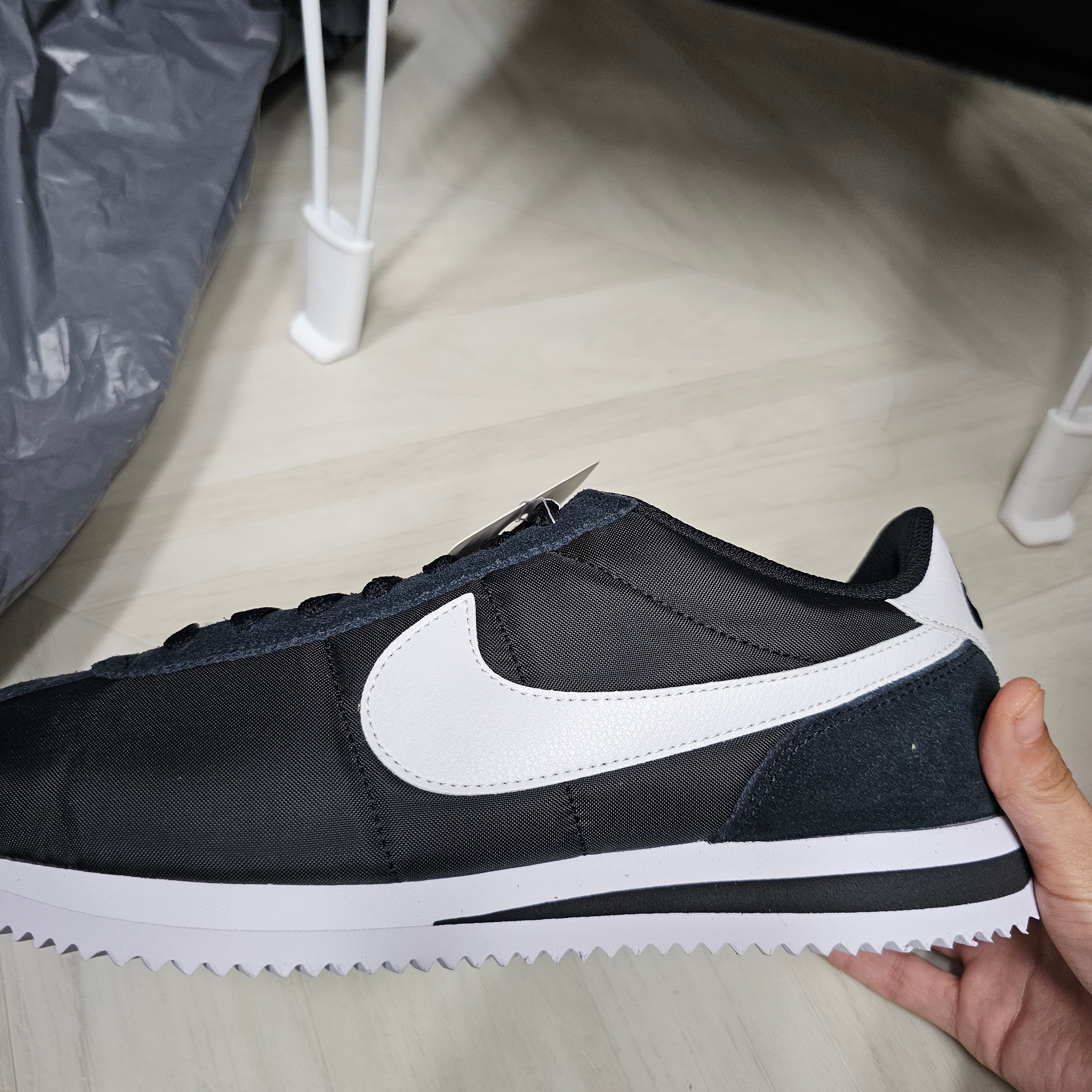 (W) Nike Cortez Black and White 착용 스타일