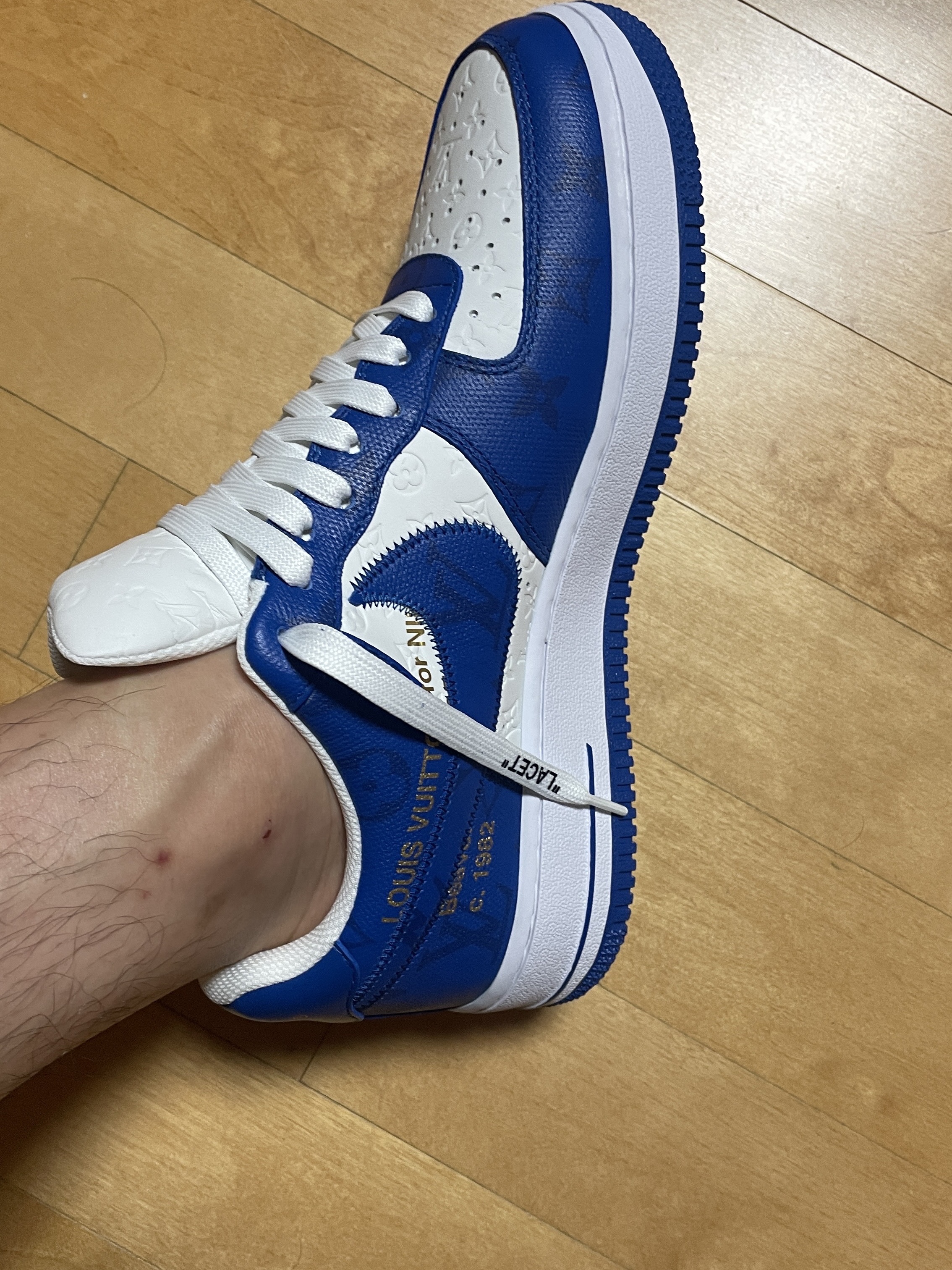Louis Vuitton x Nike Air Force 1 Low by Virgil Abloh White Team Royal 착용 스타일